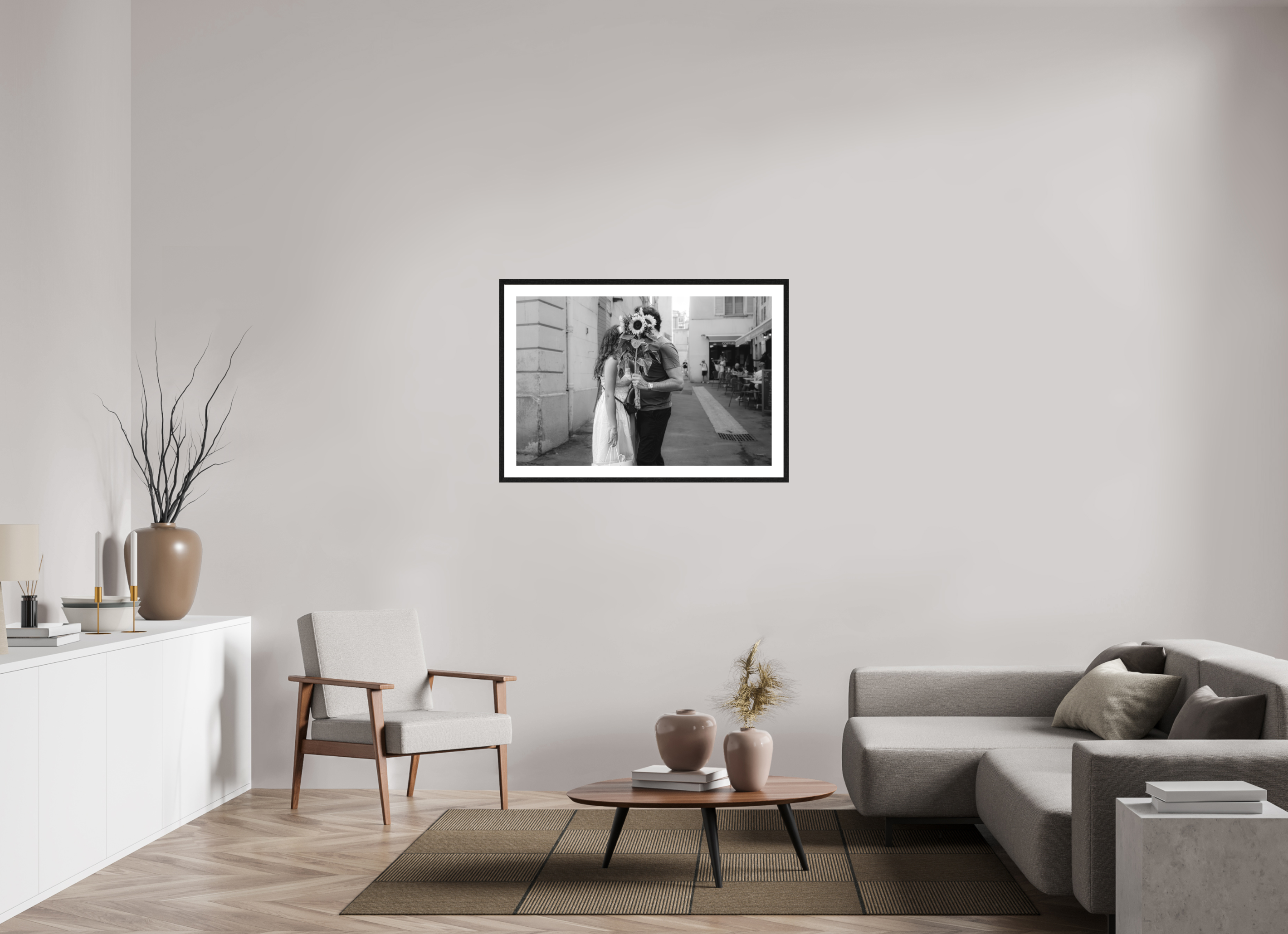 105 x 70 cm, Tirage N&B mat+ cadre noir avec passe-partout Les amoureux discrets