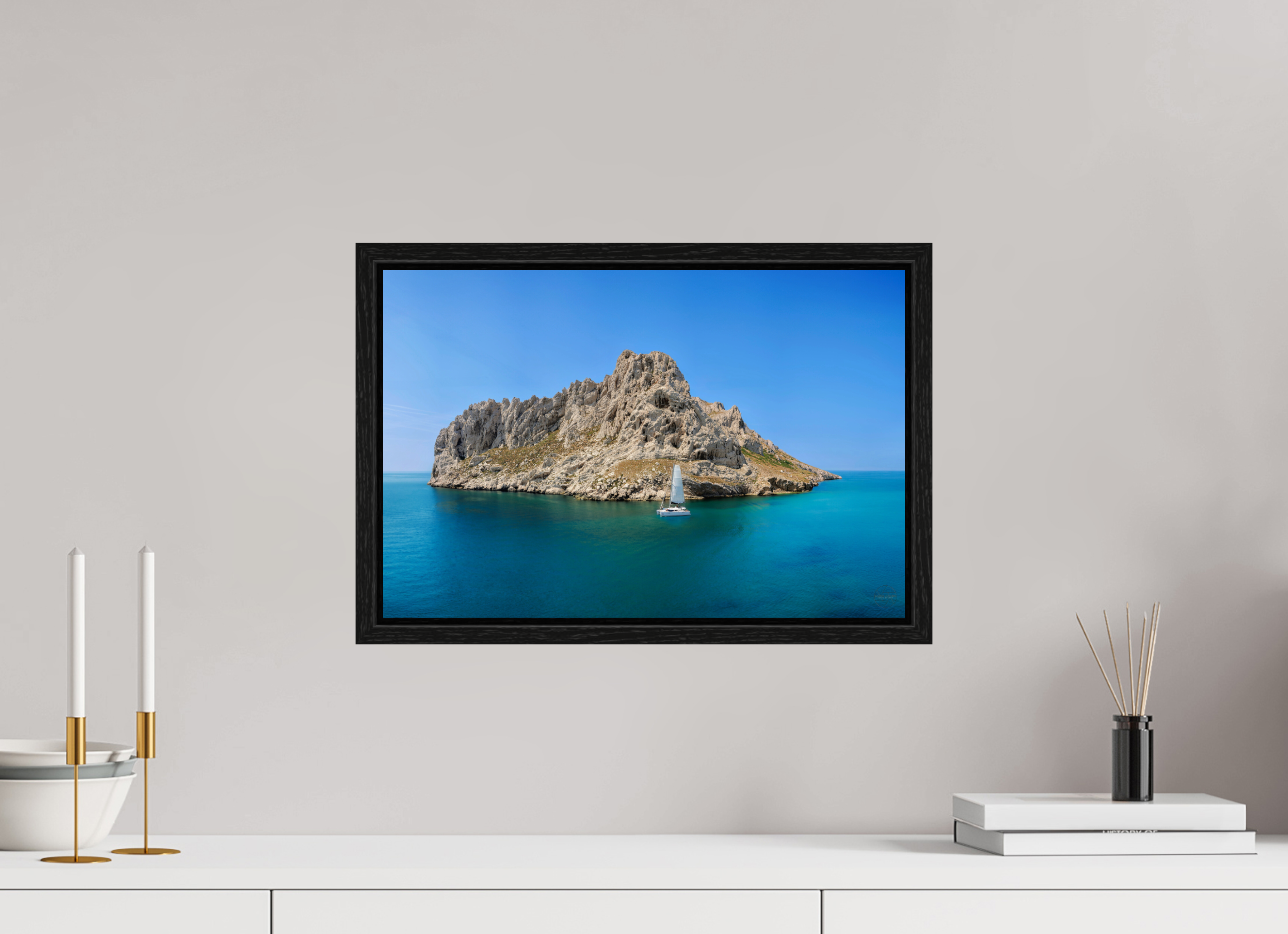 45 x 30 cm, Tirage couleur dans Caisse américaine noire Poster - Voilier au pied de l'îles Maïre à Marseille