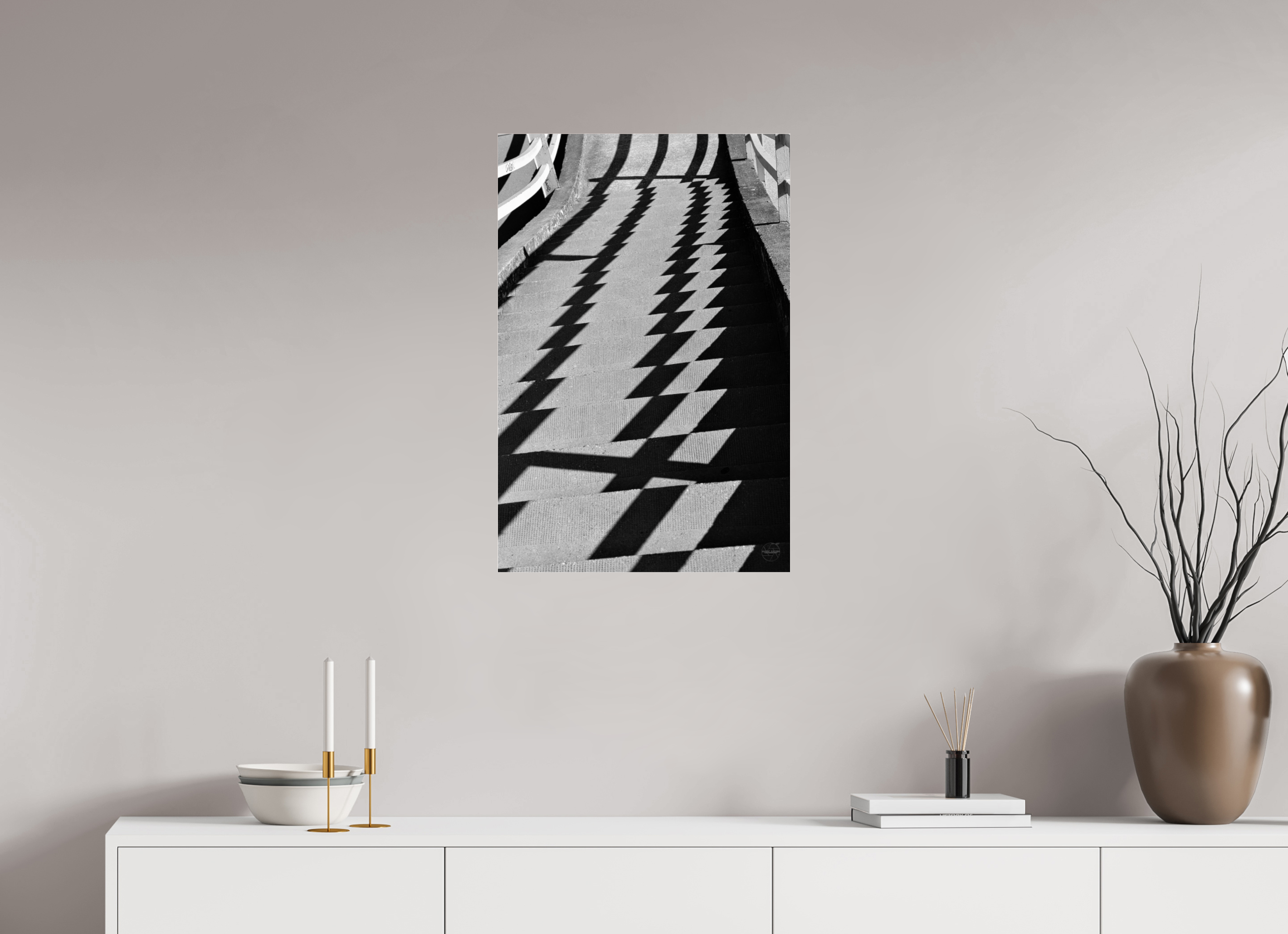 50 x 75 cm, Tirage N&B sous Plexi Fréquence Descendante | Poster Noir et Blanc Abstrait & Architecture Minimaliste