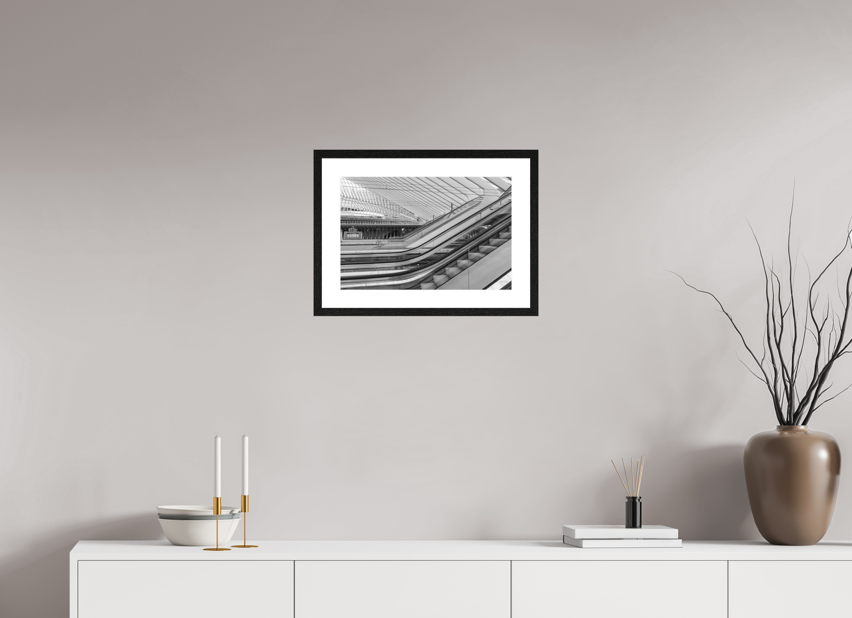 45 x 30 cm, Tirage N&B mat + Cadre noir avec passe-partout Photo architecture – Lignes en mouvement