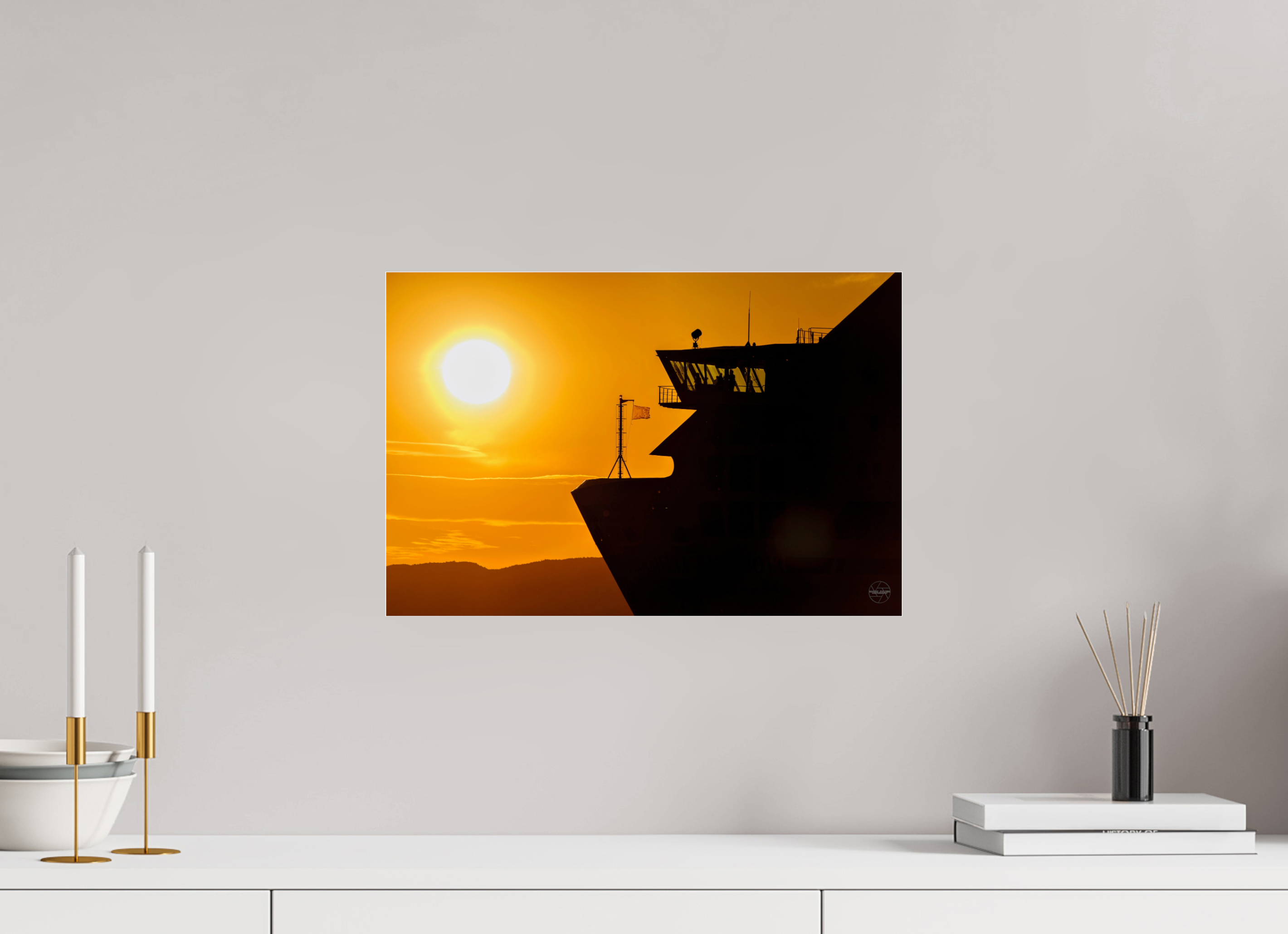 45 x 30 cm, Tirage couleur sous Plexi Poster silhouette de ferry au coucher du soleil – Lumière dorée sur la mer