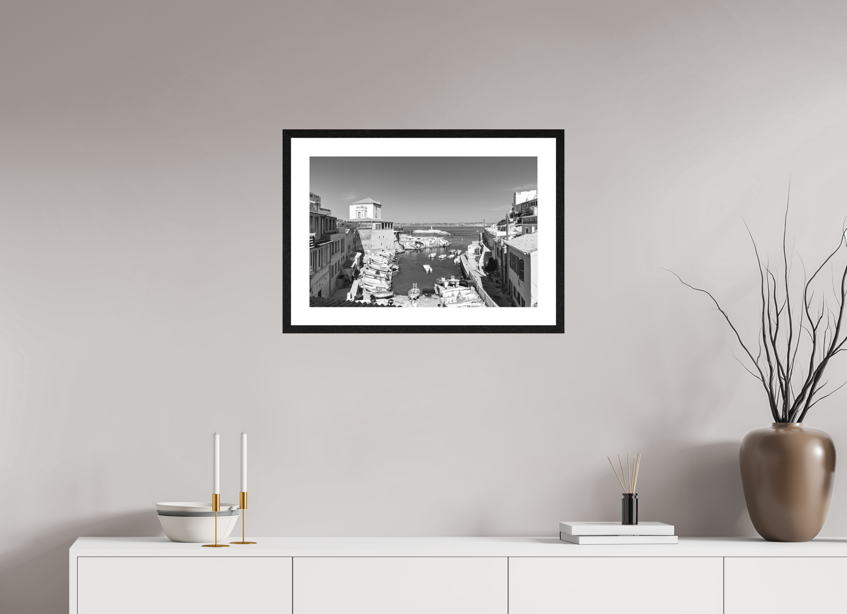 60 x 40 cm, Tirage N&B mat + Cadre noir avec passe-partout Affiche artistique – Silence sur Malmousque