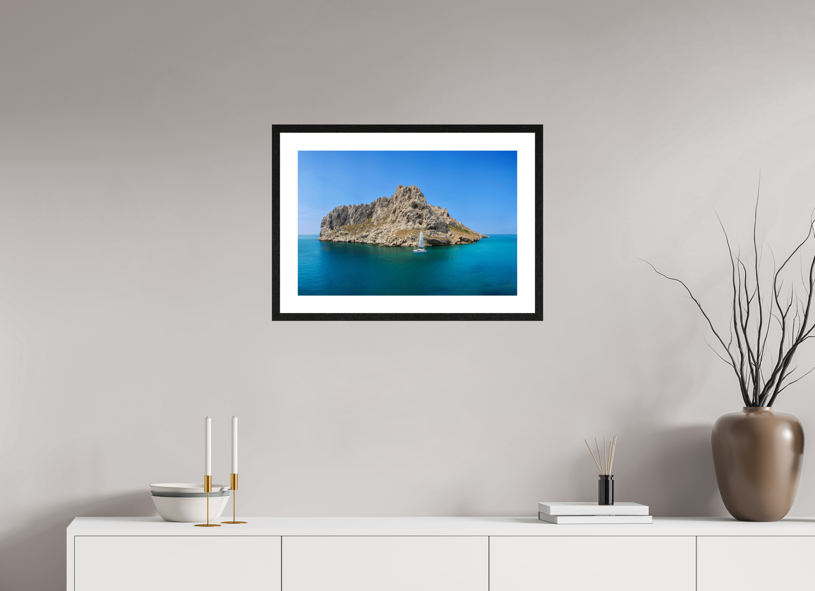 60 x 40 cm, Tirage couleur brillant + Cadre noir avec passe-partout Poster - Voilier au pied de l'îles Maïre à Marseille