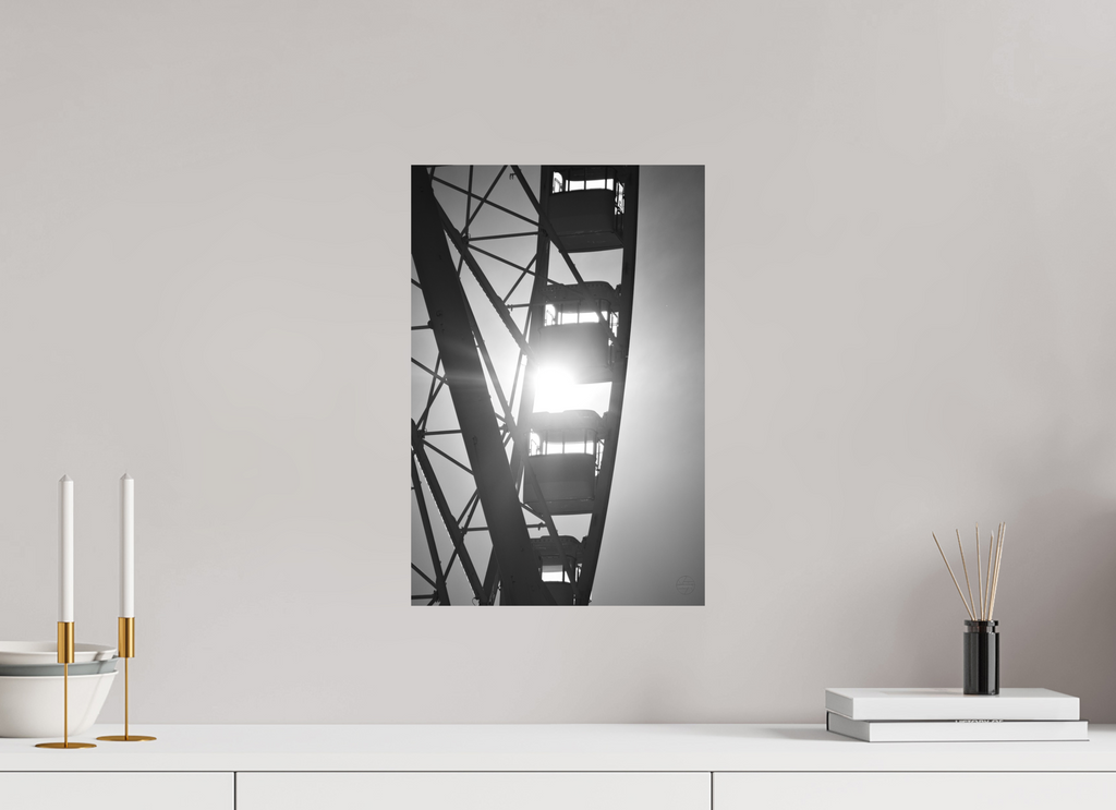 30 x 45 cm, Tirage N&B mat seul Affiche noir et blanc – Roue suspendue dans la lumière