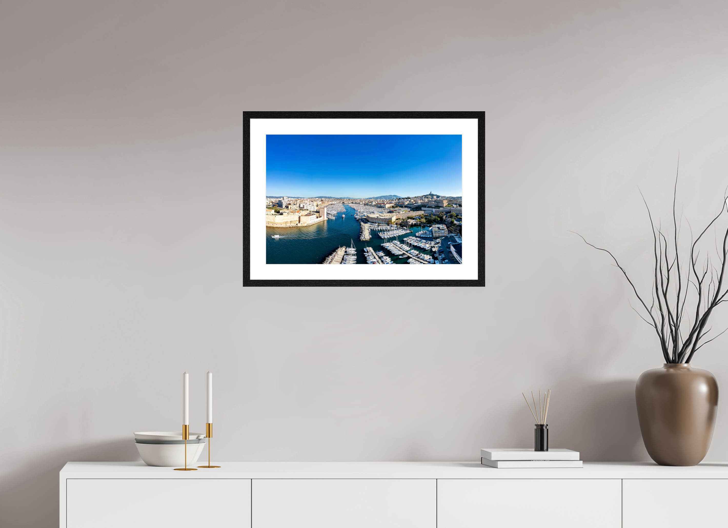 60 x 40 cm, Tirage couleur brillant + cadre noir avec passe-partout Poster de Marseille - Entre ciel et mer