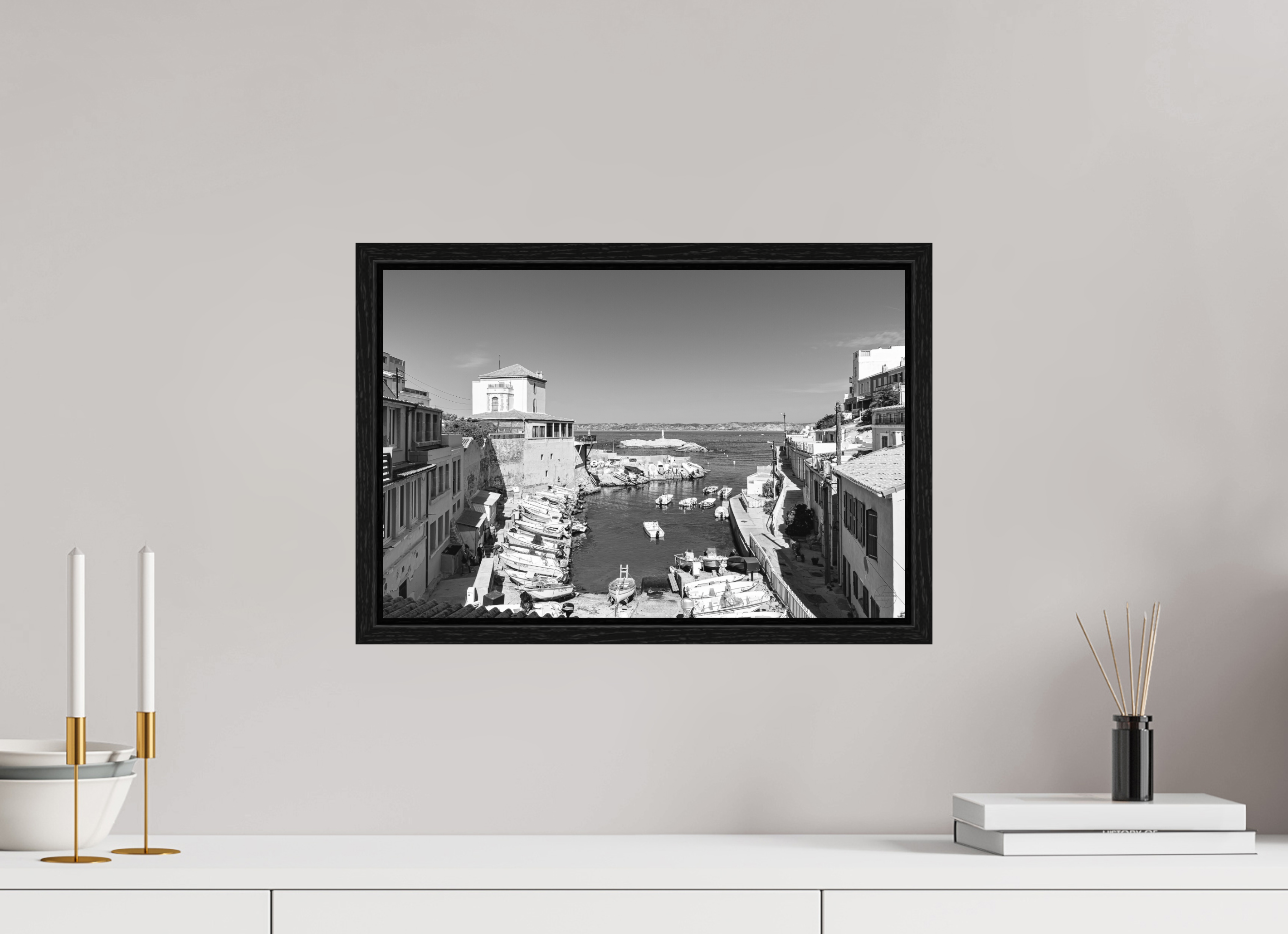 45 x 30 cm, Tirage N&B dans Caisse américaine noire Affiche artistique – Silence sur Malmousque