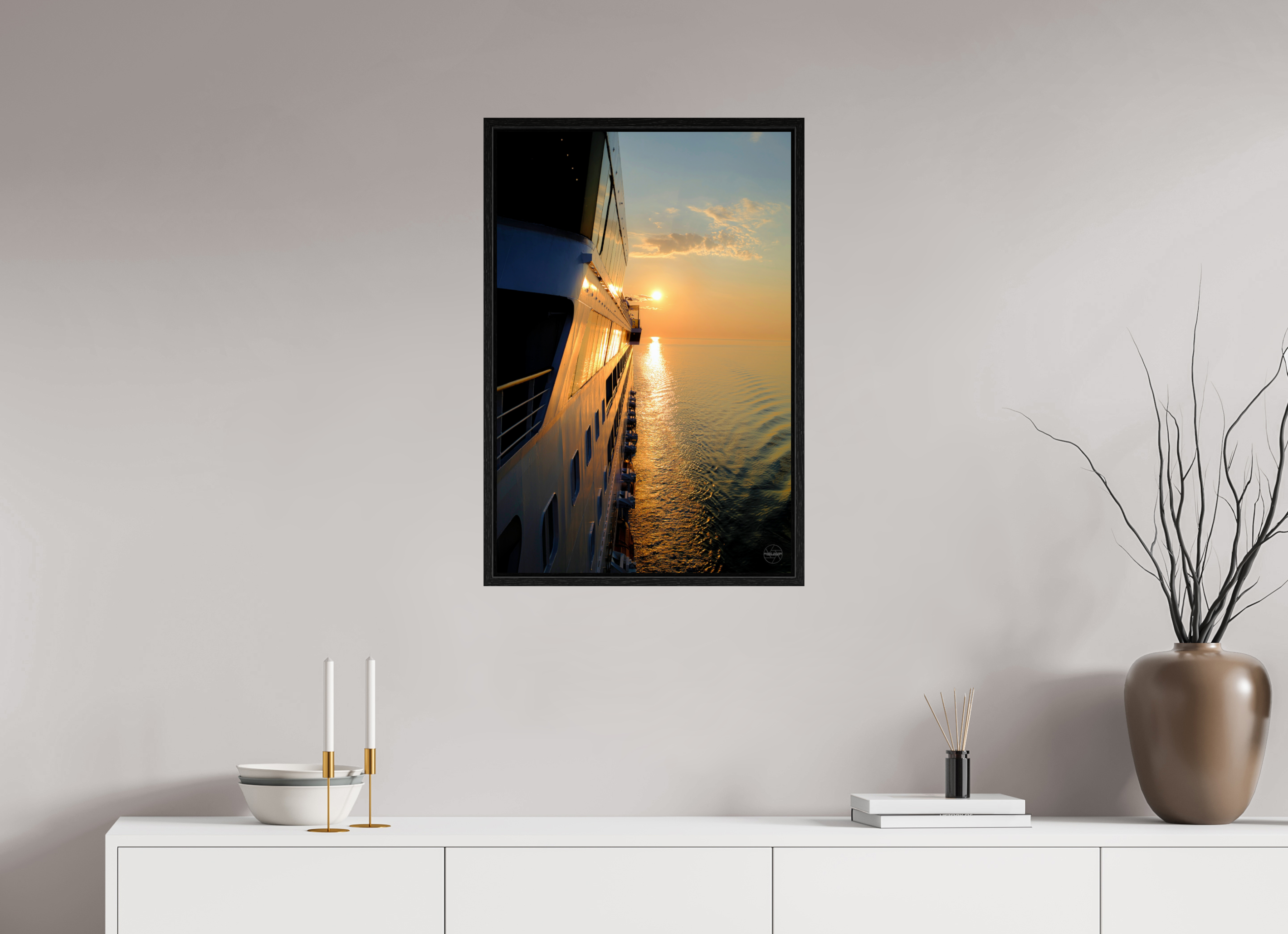 50 x 75 cm, Tirage couleur dans Caisse américaine noire Poster coucher de soleil en mer – Reflets dorés sur la coque d’un navire