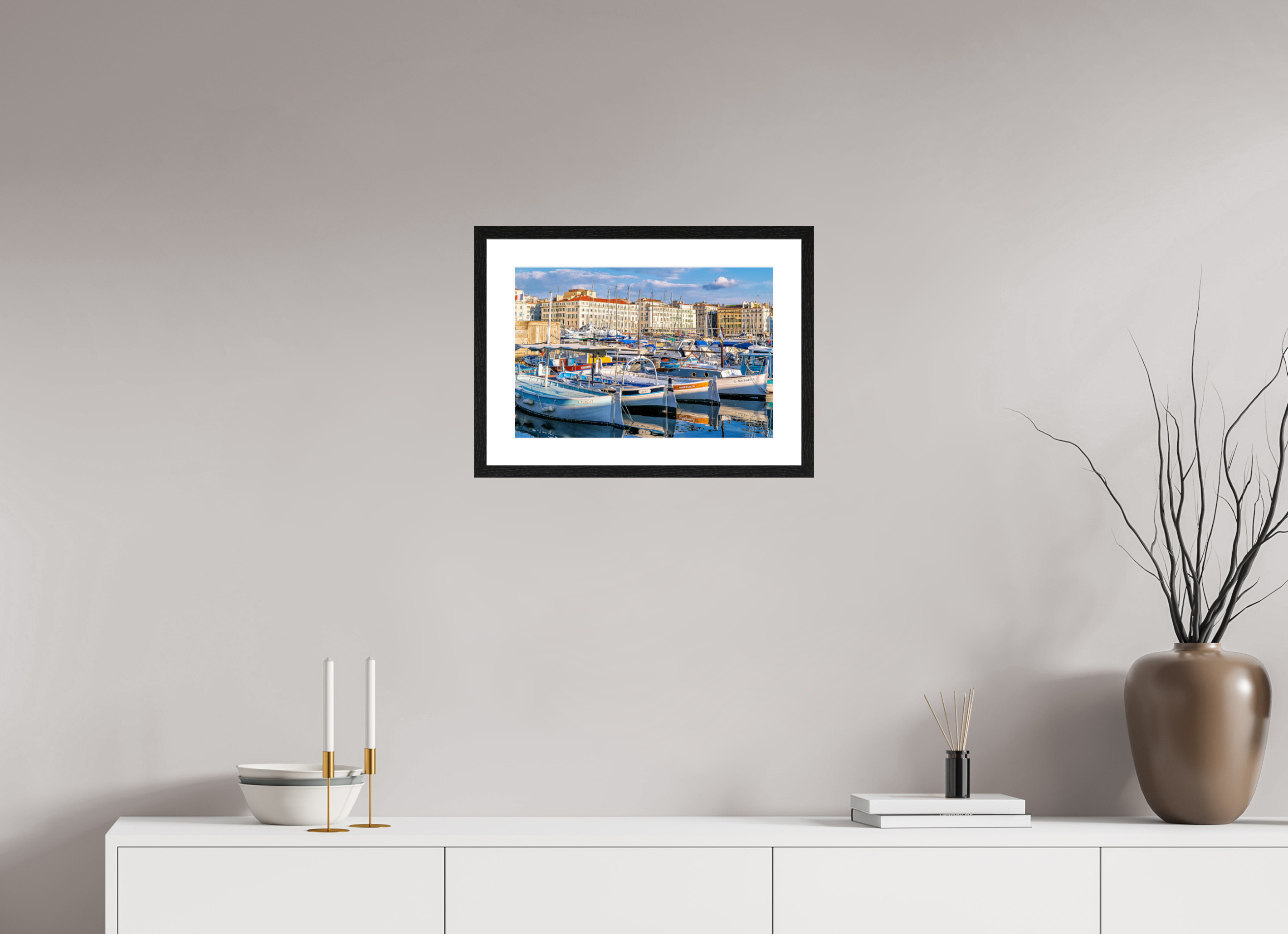 45 x 30 cm, Tirage couleur brillant + cadre noir avec passe-partout Barques et Vieux Port