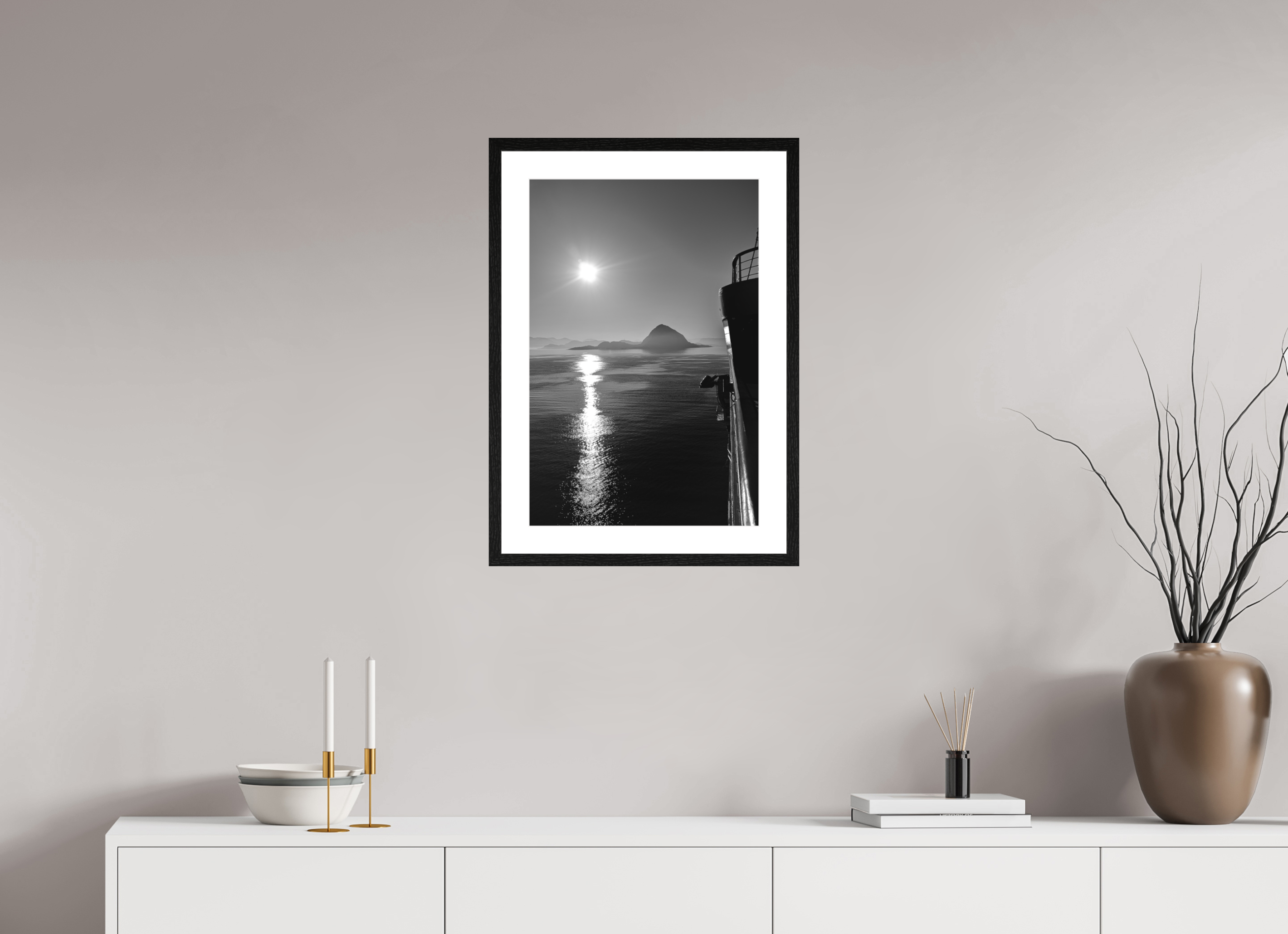 40 x 60 cm, Tirage N&B mat + Cadre noir avec passe-partout Soleil Noir | Poster Noir et Blanc Océan & Horizon Minimaliste