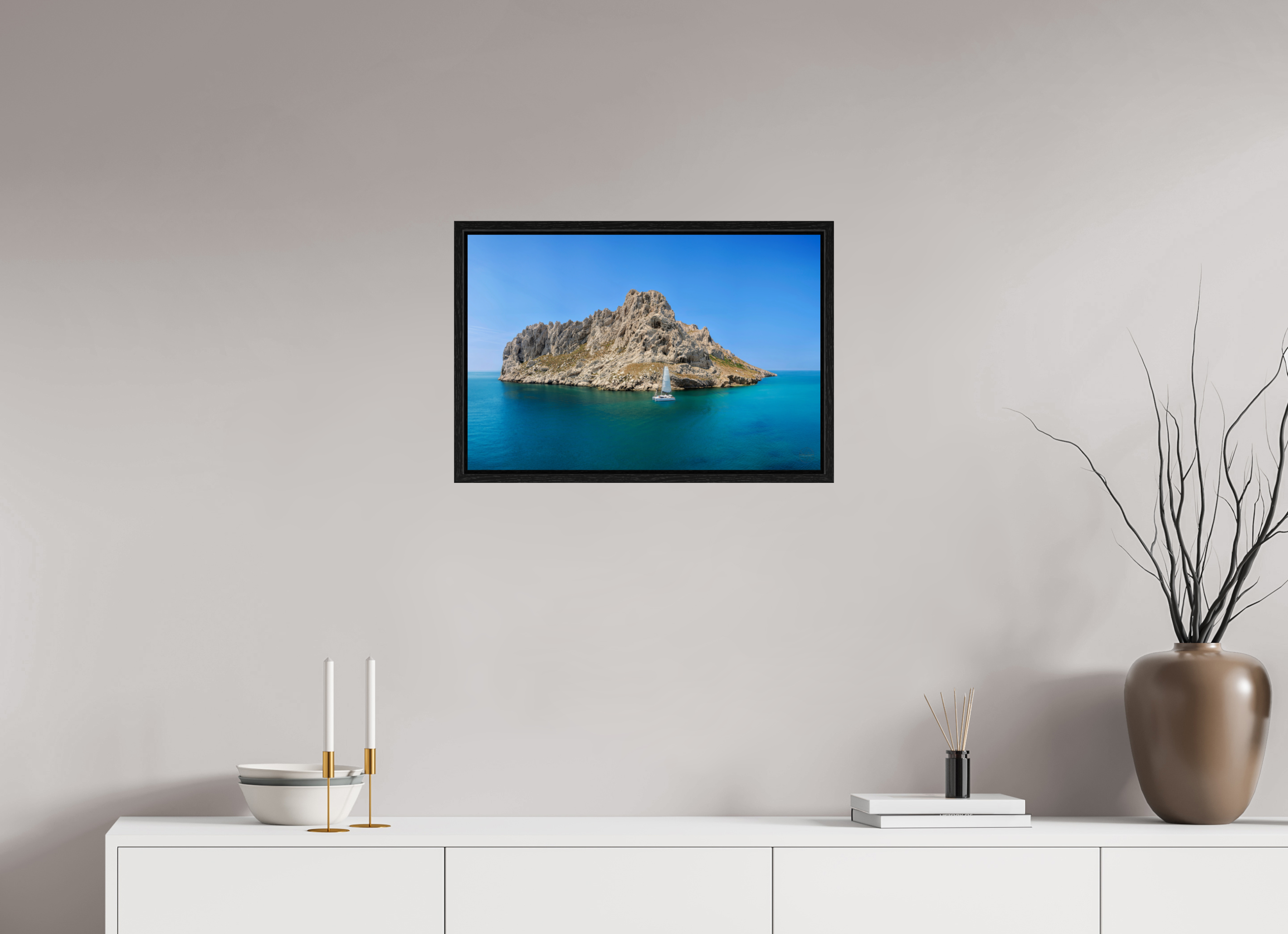 60 x 40 cm, Tirage couleur dans Caisse américaine noire Poster - Voilier au pied de l'îles Maïre à Marseille