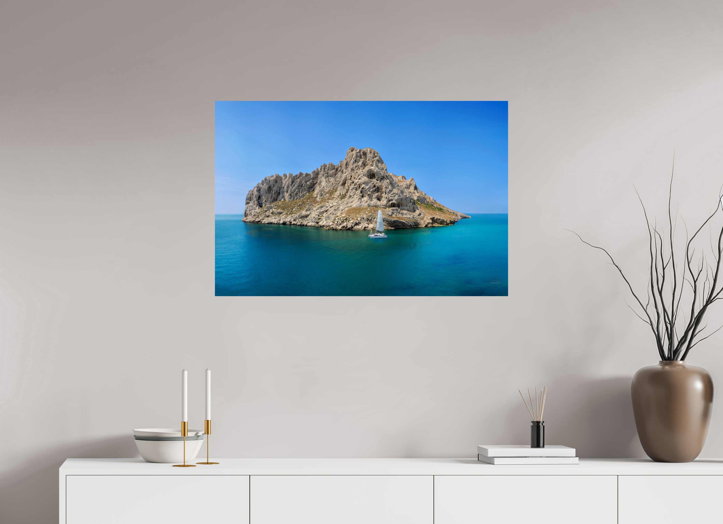 90 x 60 cm, Tirage couleur brillant seul Poster - Voilier au pied de l'îles Maïre à Marseille