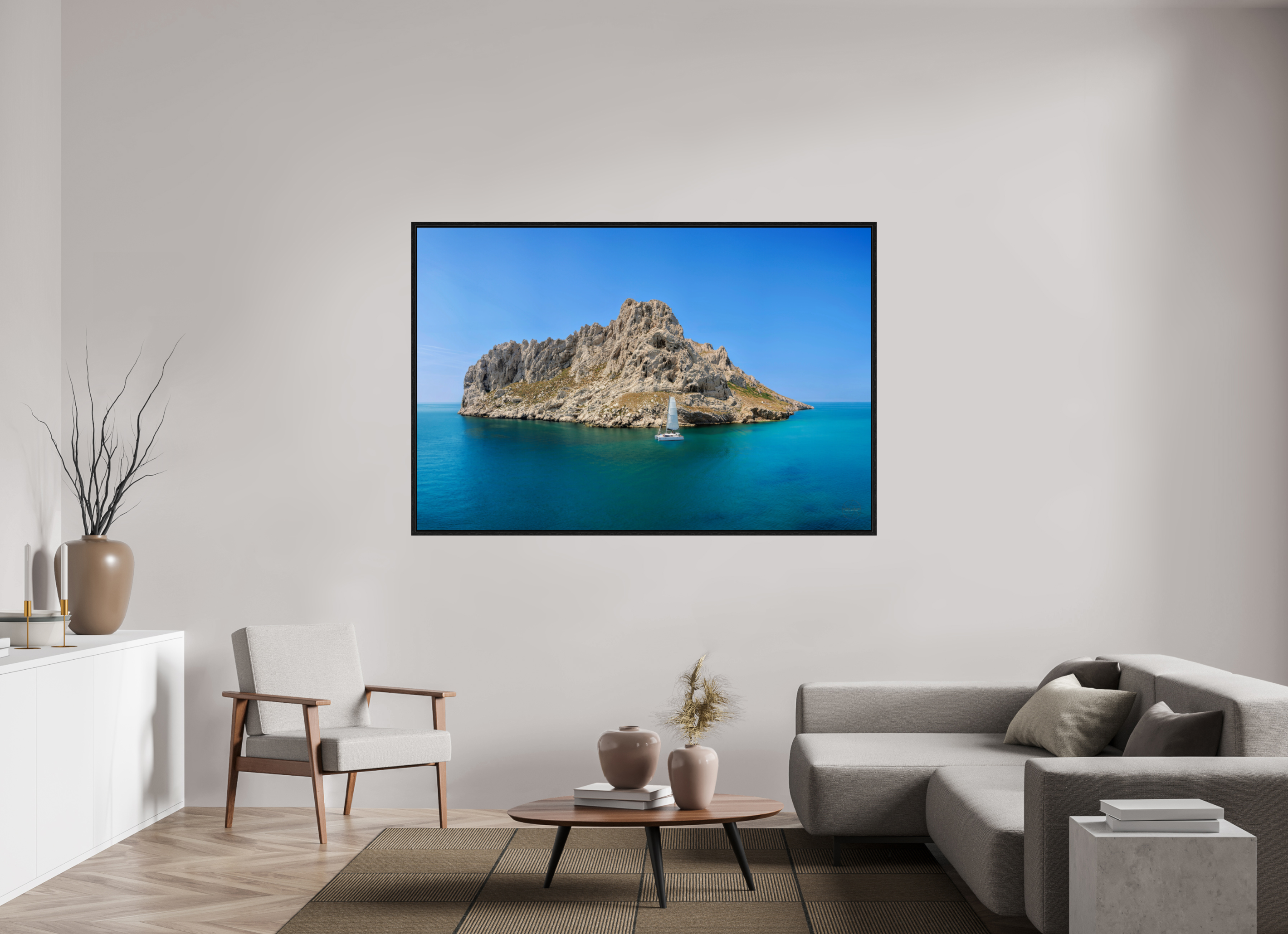 180 x 120 cm, Tirage couleur dans Caisse américaine noire Poster - Voilier au pied de l'îles Maïre à Marseille