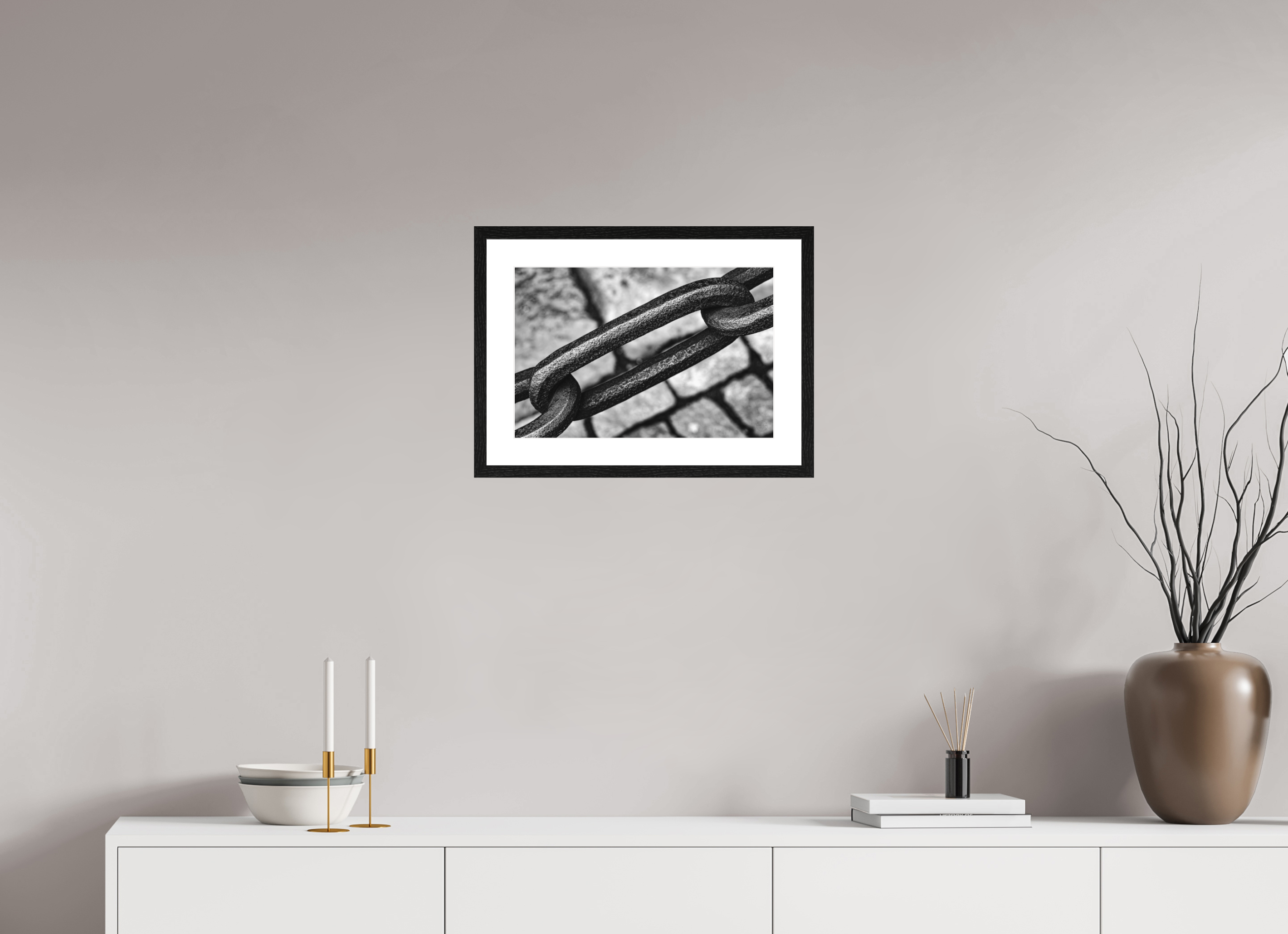 45 x 30 cm, Tirage N&B mat+ cadre noir avec passe-partout L’étreinte du fer