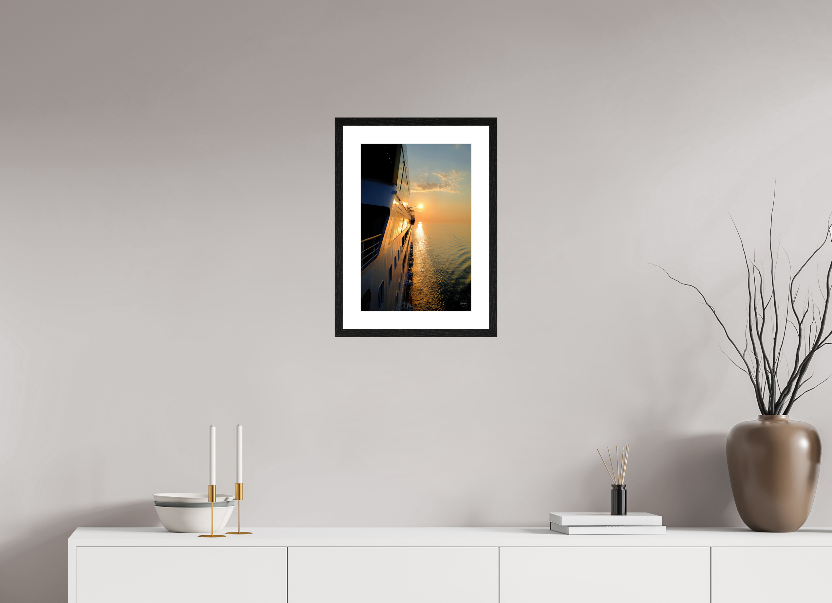 30 x 45 cm, Tirage couleur brillant + cadre noir avec passe-partout Poster coucher de soleil en mer – Reflets dorés sur la coque d’un navire