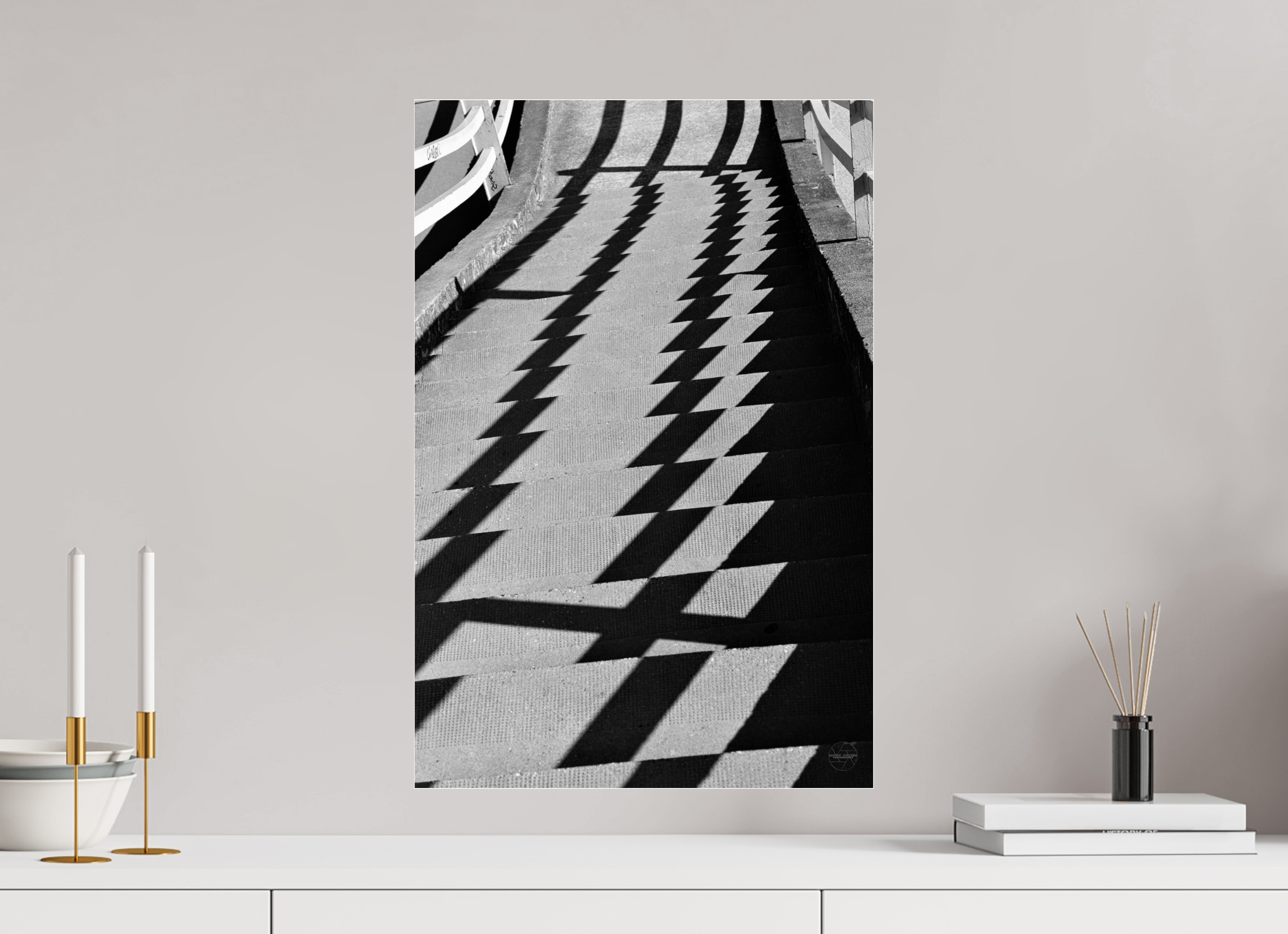 40 x 60 cm, Tirage N&B sous Plexi Fréquence Descendante | Poster Noir et Blanc Abstrait & Architecture Minimaliste