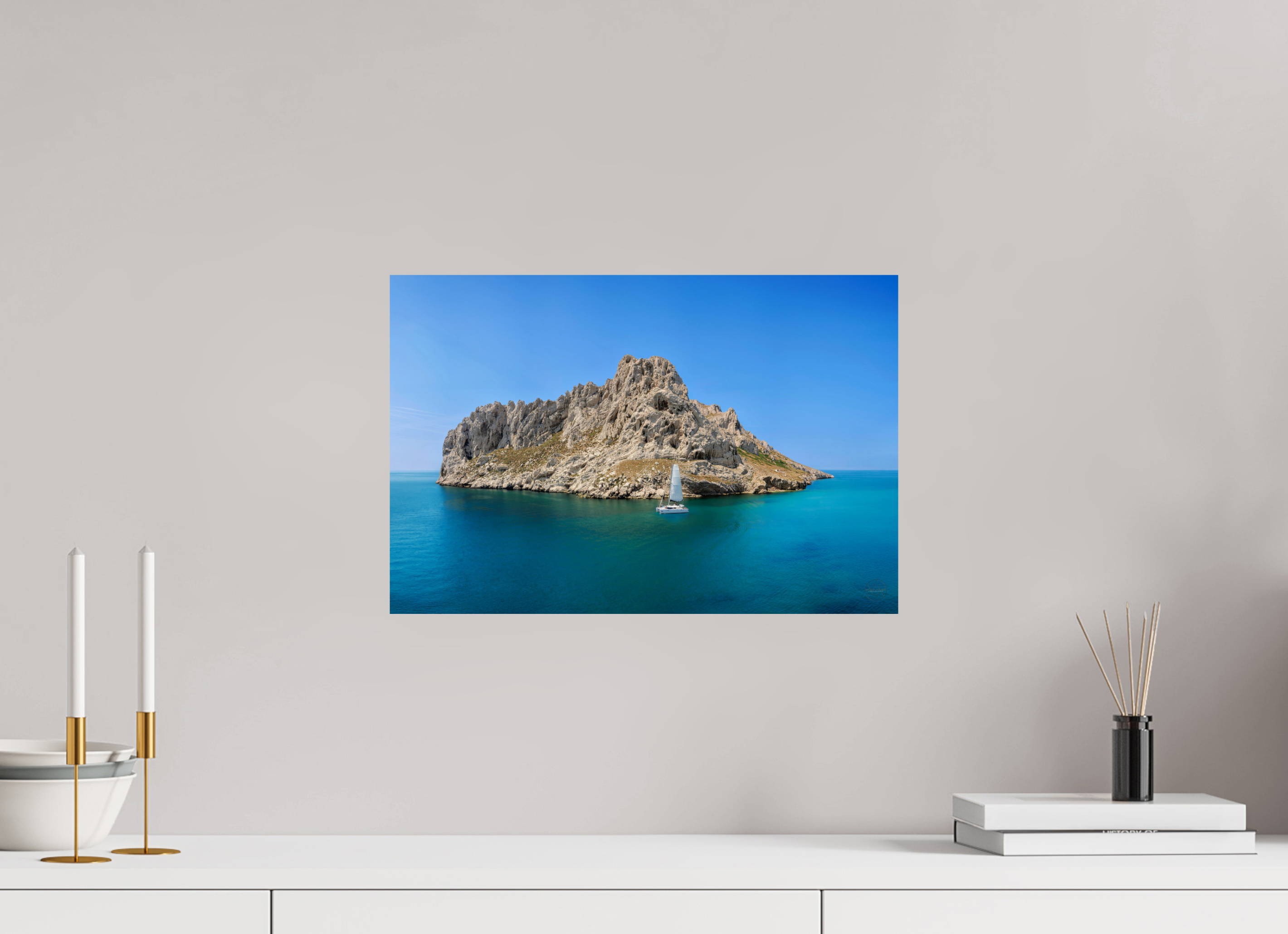45 x 30 cm, Tirage couleur brillant seul Poster - Voilier au pied de l'îles Maïre à Marseille