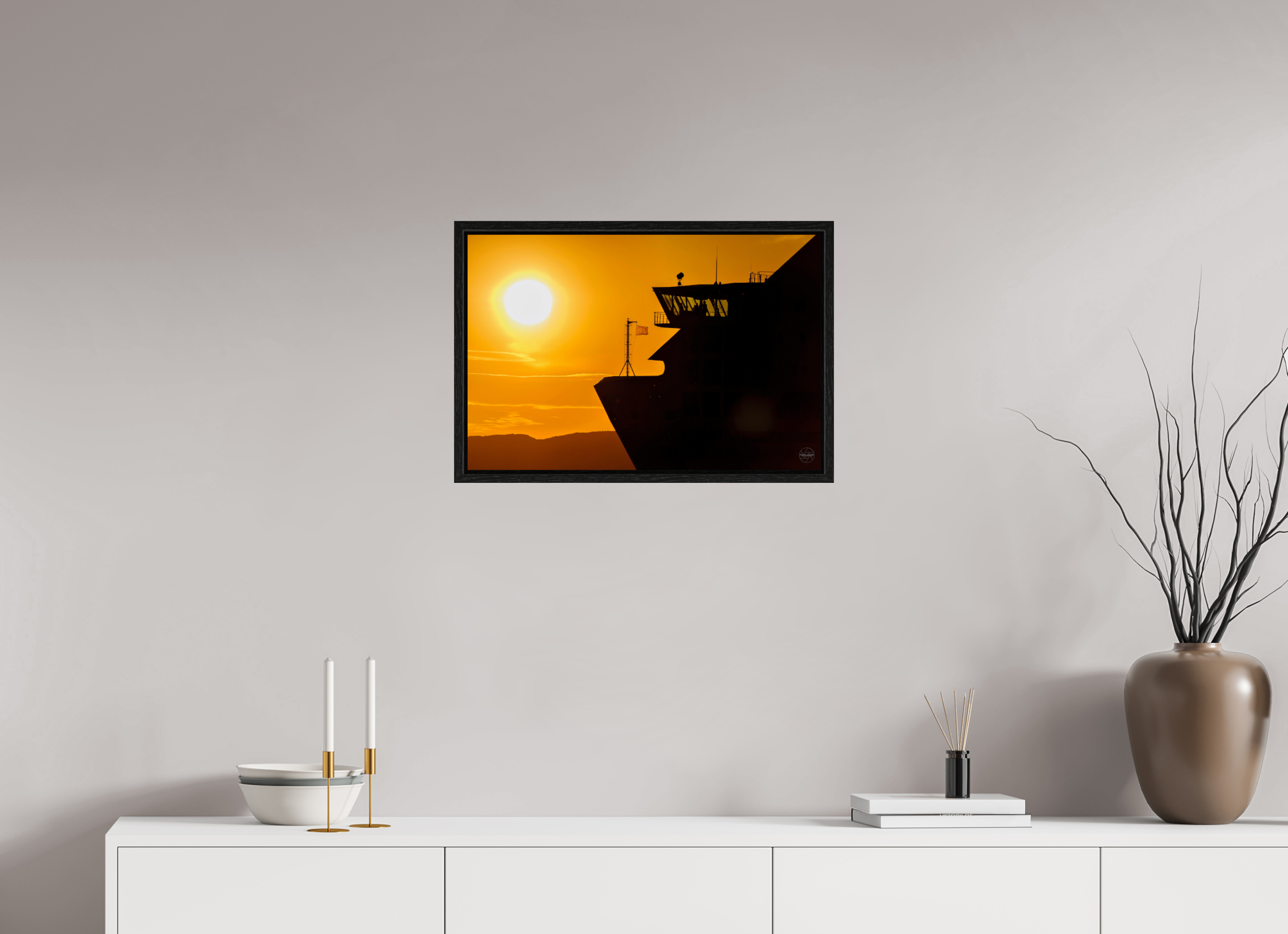 60 x 40 cm, Tirage couleur dans Caisse américaine noire Poster silhouette de ferry au coucher du soleil – Lumière dorée sur la mer