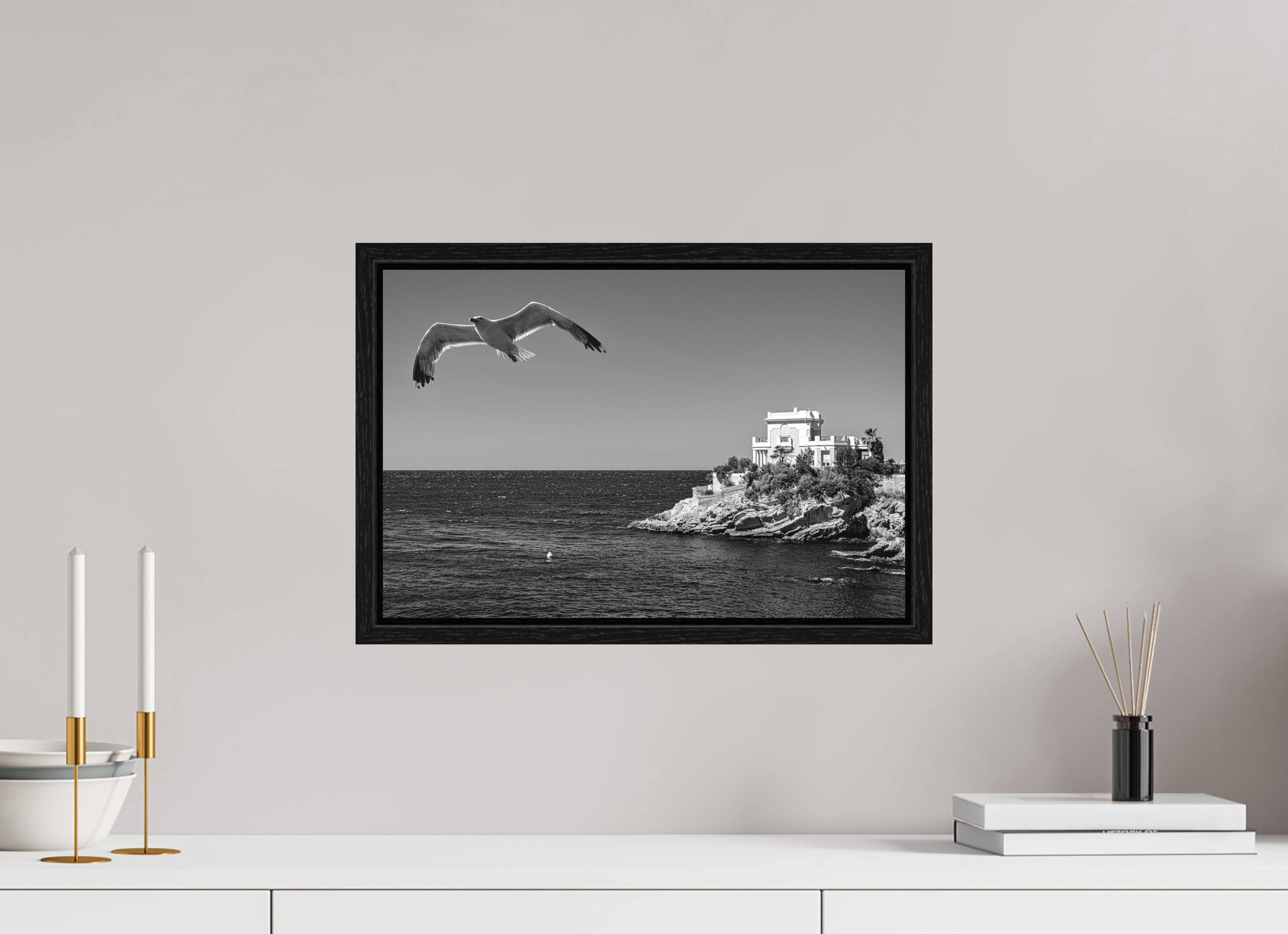 45 x 30 cm, Tirage N & B dans Caisse américaine La maison, l'oiseau et la mer