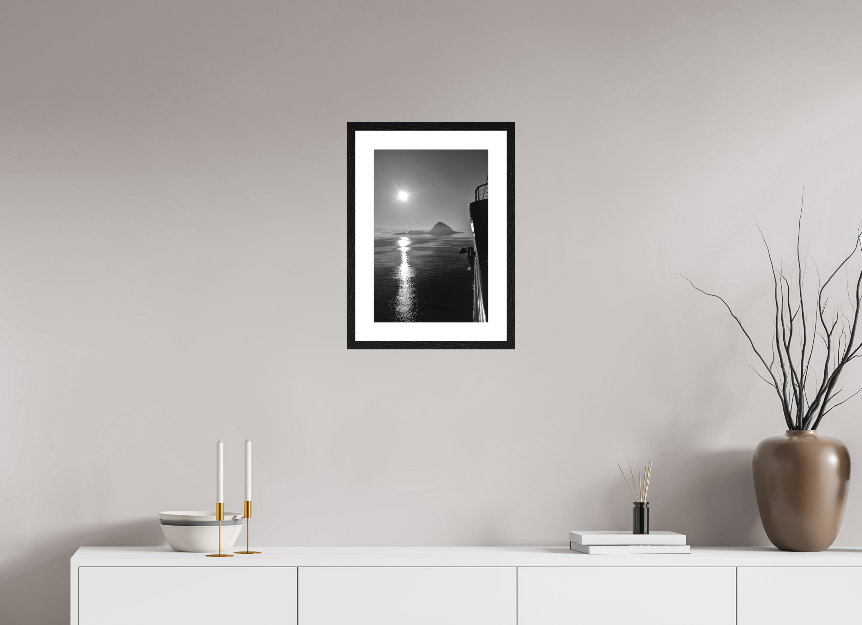 30 x 45 cm, Tirage N&B mat + Cadre noir avec passe-partout Soleil Noir | Poster Noir et Blanc Océan & Horizon Minimaliste