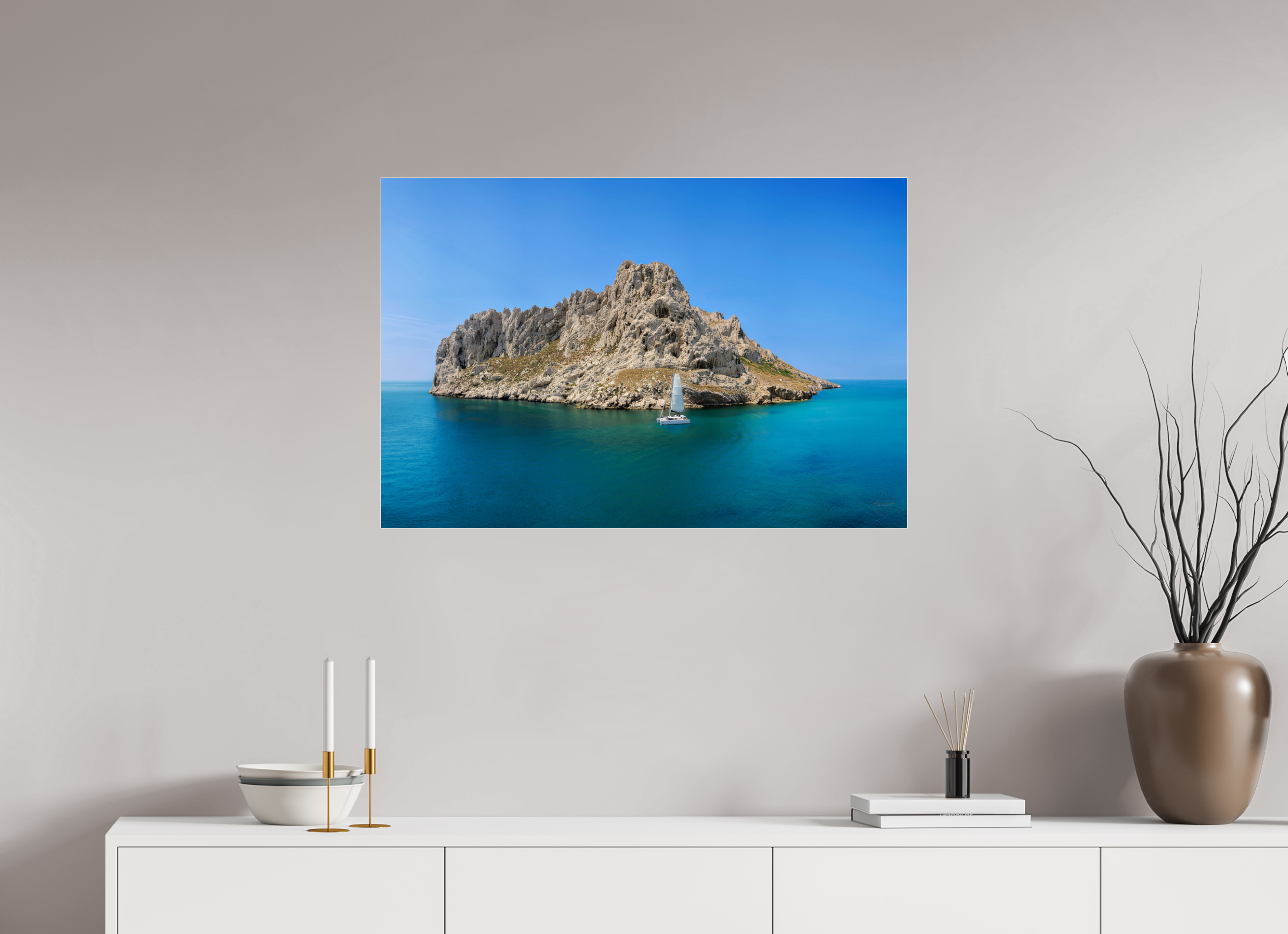 90 x 60 cm, Tirage couleur sous Plexi Poster - Voilier au pied de l'îles Maïre à Marseille
