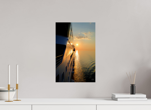 30 x 45 cm, Tirage couleur brillant seul Poster coucher de soleil en mer – Reflets dorés sur la coque d’un navire