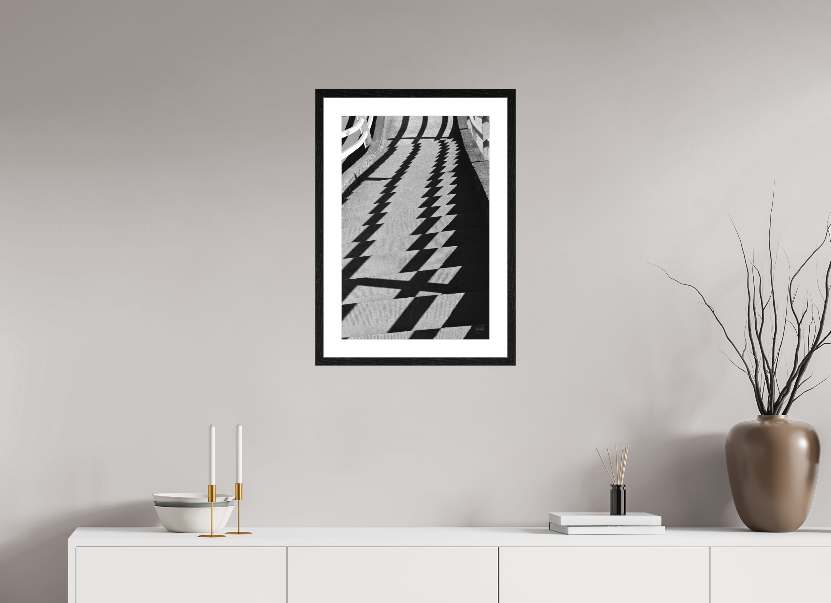 40 x 60 cm, Tirage N&B mat + Cadre noir avec passe-partout Fréquence Descendante | Poster Noir et Blanc Abstrait & Architecture Minimaliste