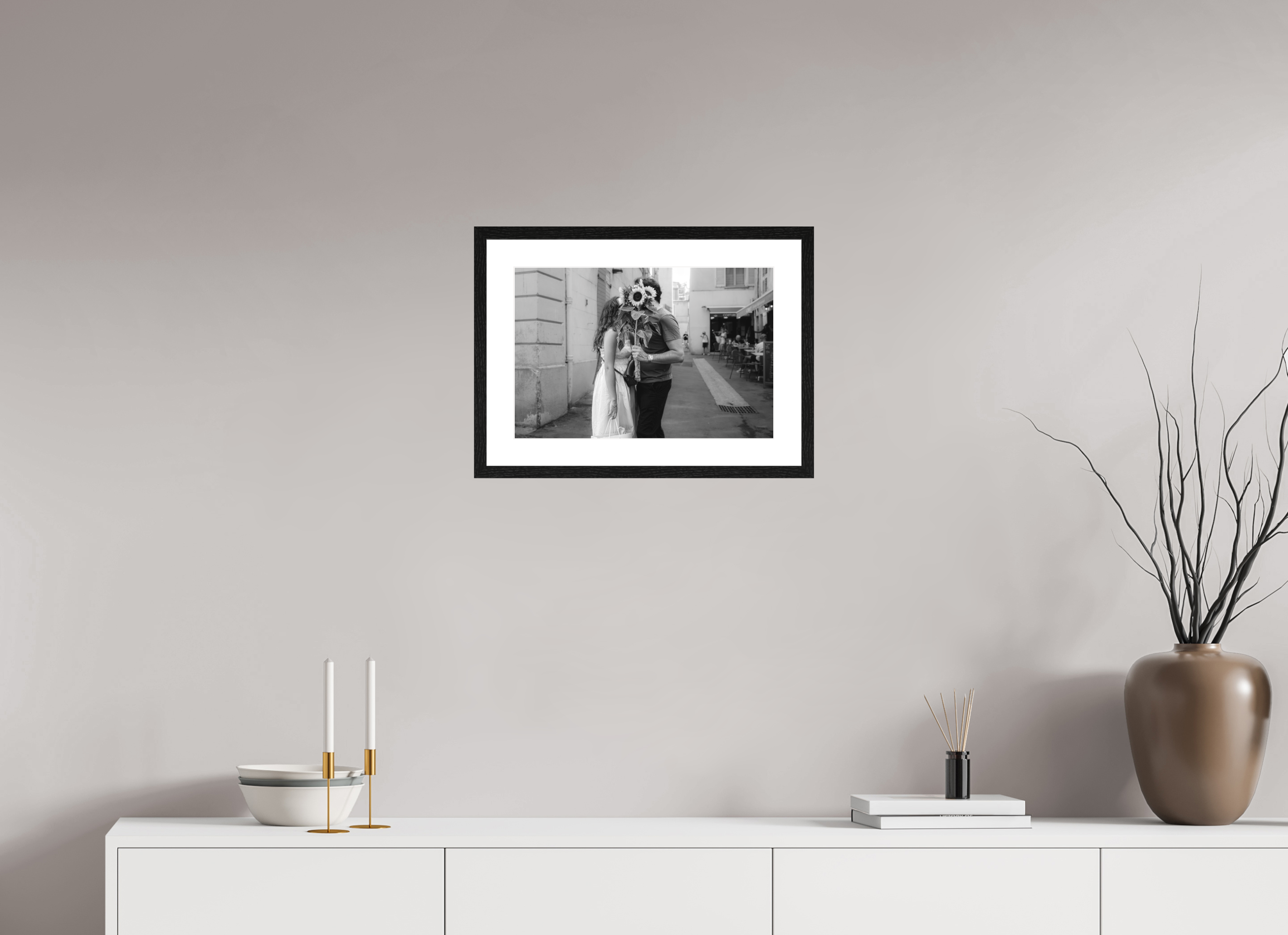 45 x 30 cm, Tirage N&B mat+ cadre noir avec passe-partout Les amoureux discrets