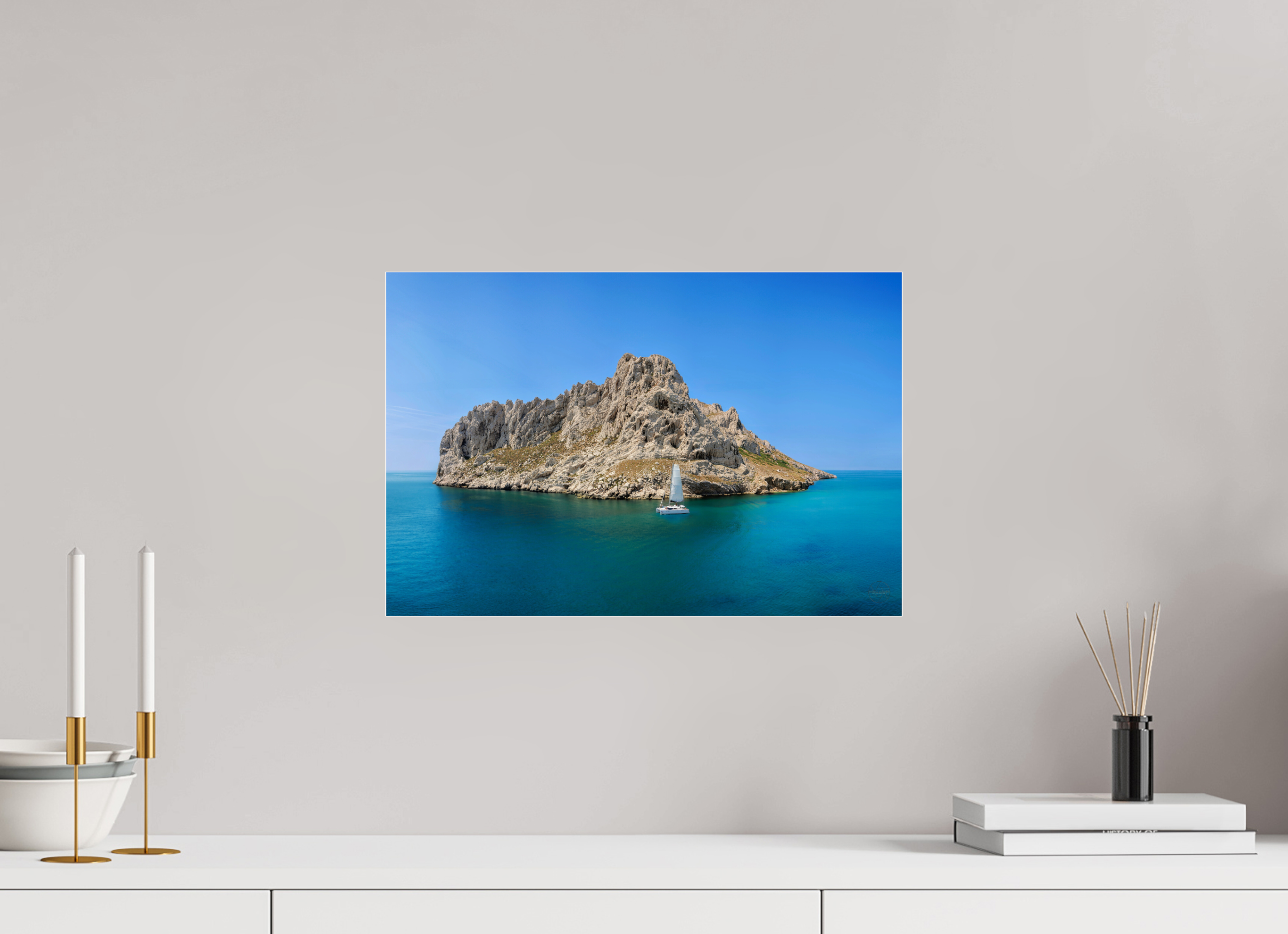 45 x 30 cm, Tirage couleur sous Plexi Poster - Voilier au pied de l'îles Maïre à Marseille