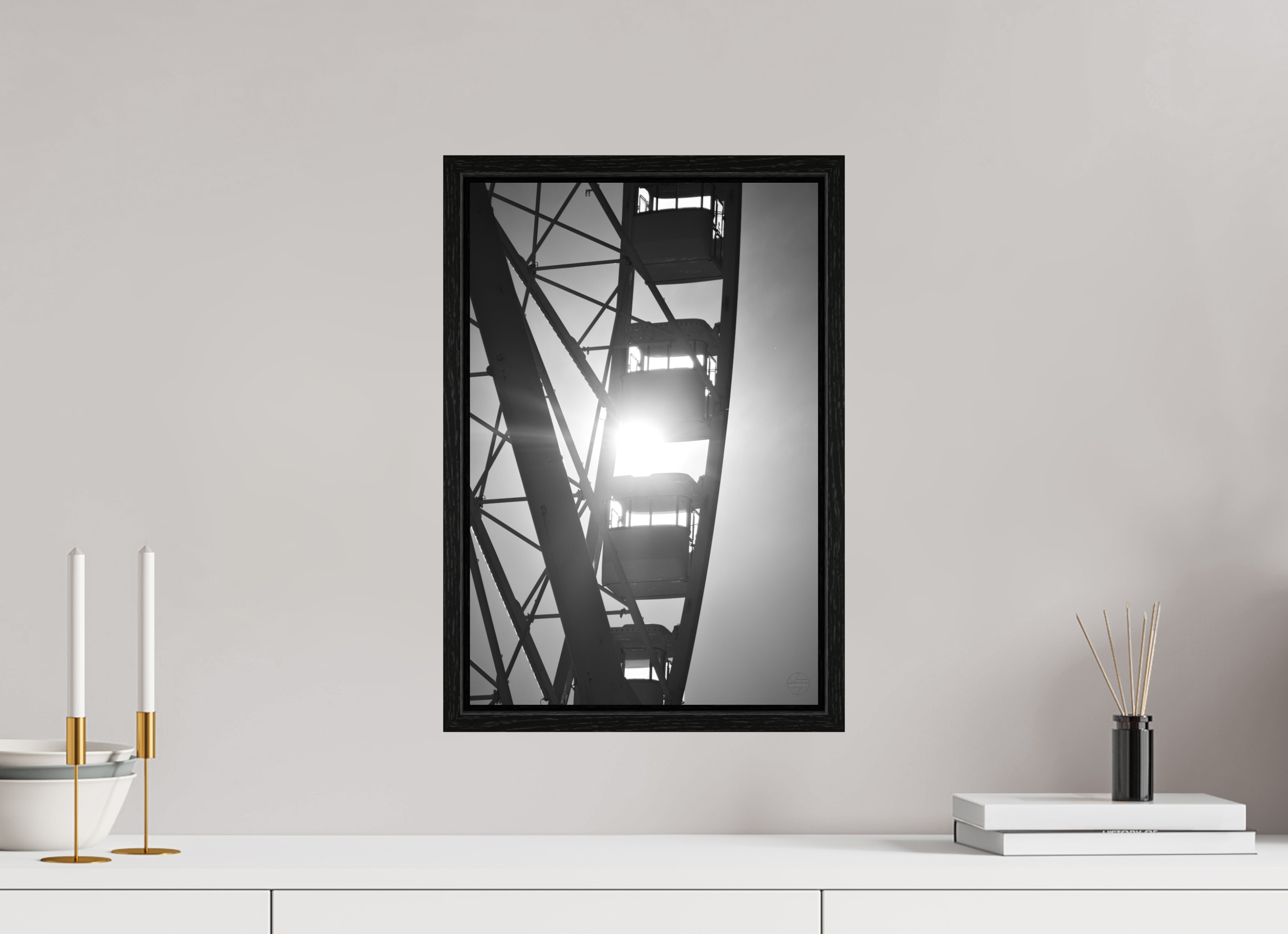 30 x 45 cm, Tirage N&B dans Caisse américaine noire Affiche noir et blanc – Roue suspendue dans la lumière