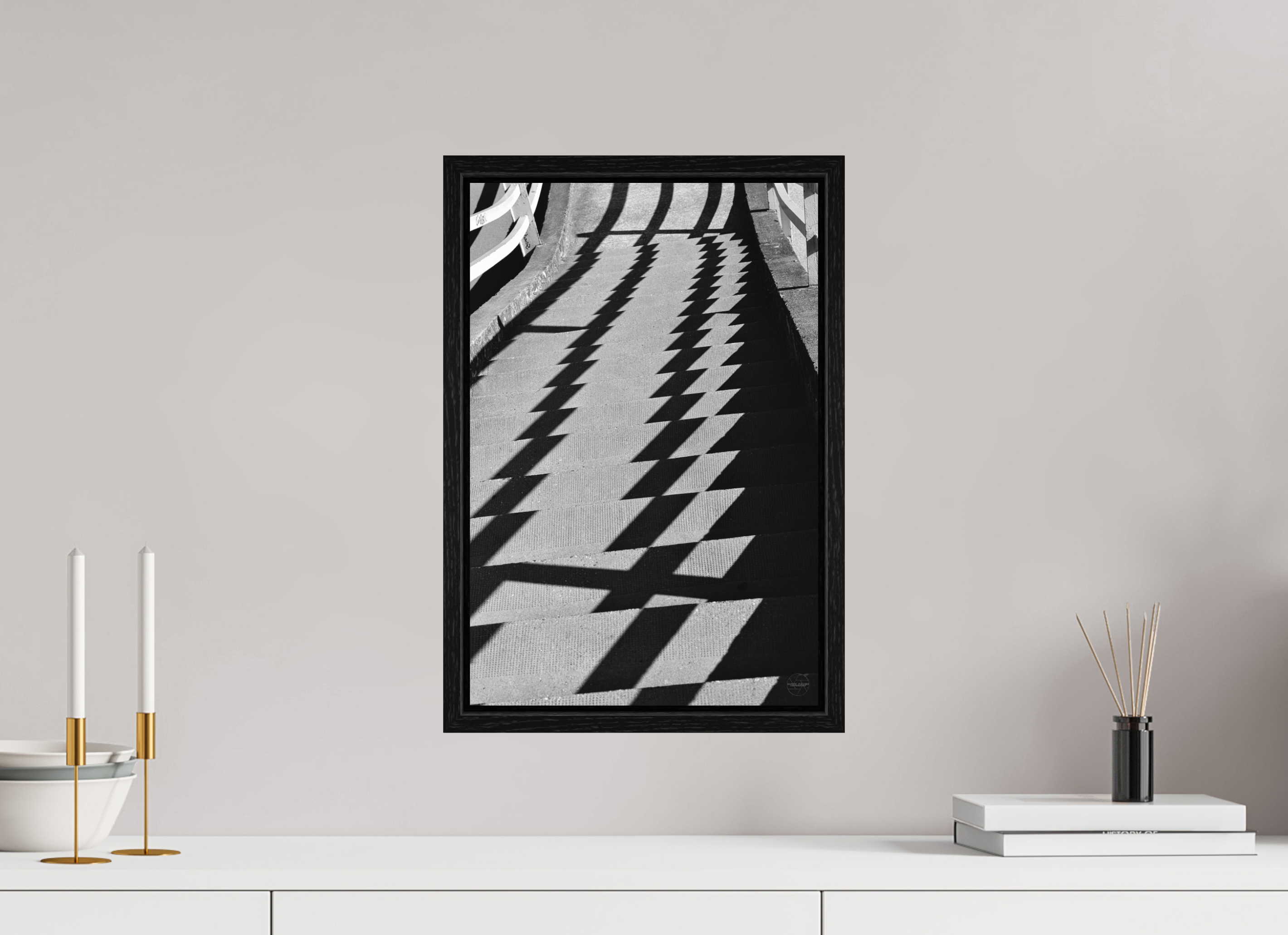 30 x 45 cm, Tirage N&B dans Caisse américaine noire Fréquence Descendante | Poster Noir et Blanc Abstrait & Architecture Minimaliste