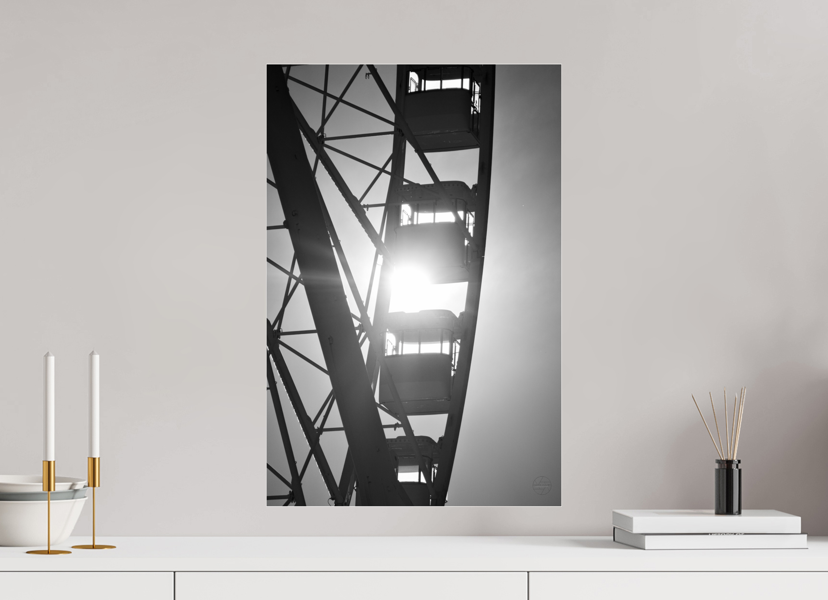 40 x 60 cm, Tirage N&B sous Plexi Affiche noir et blanc – Roue suspendue dans la lumière