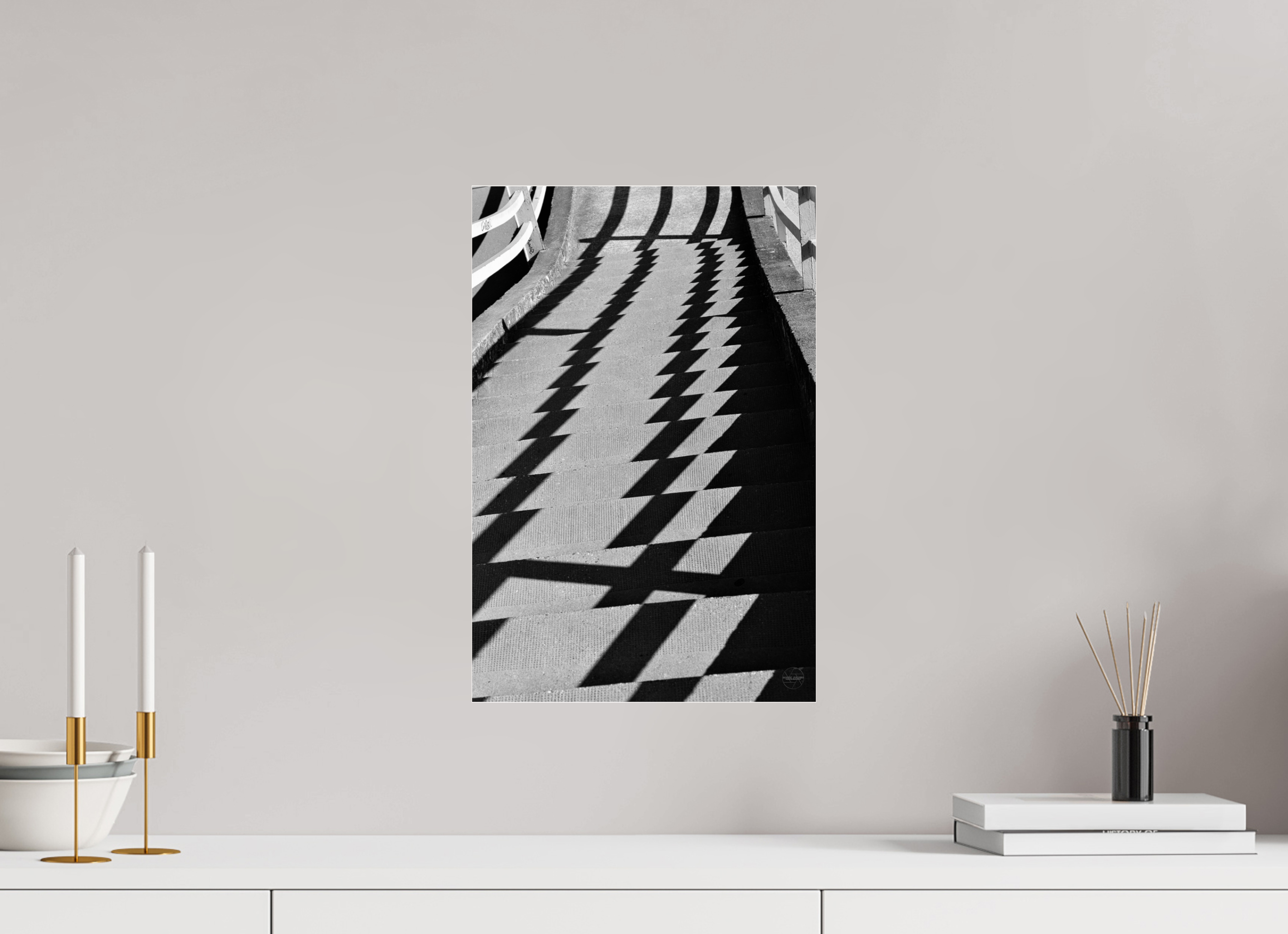 30 x 45 cm, Tirage N&B sous Plexi Fréquence Descendante | Poster Noir et Blanc Abstrait & Architecture Minimaliste