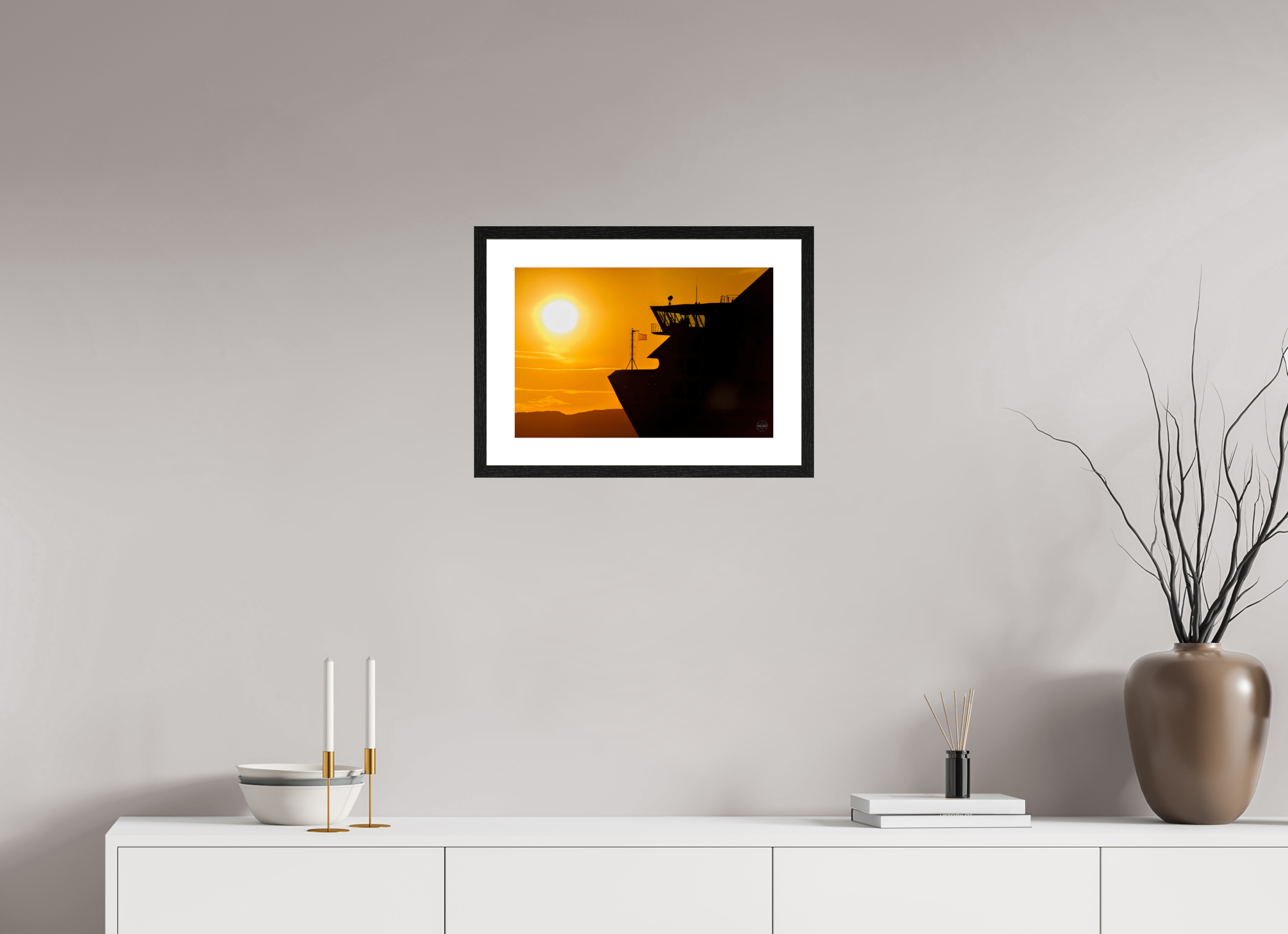 45 x 30 cm, Tirage couleur brillant + Cadre noir avec passe-partout Poster silhouette de ferry au coucher du soleil – Lumière dorée sur la mer