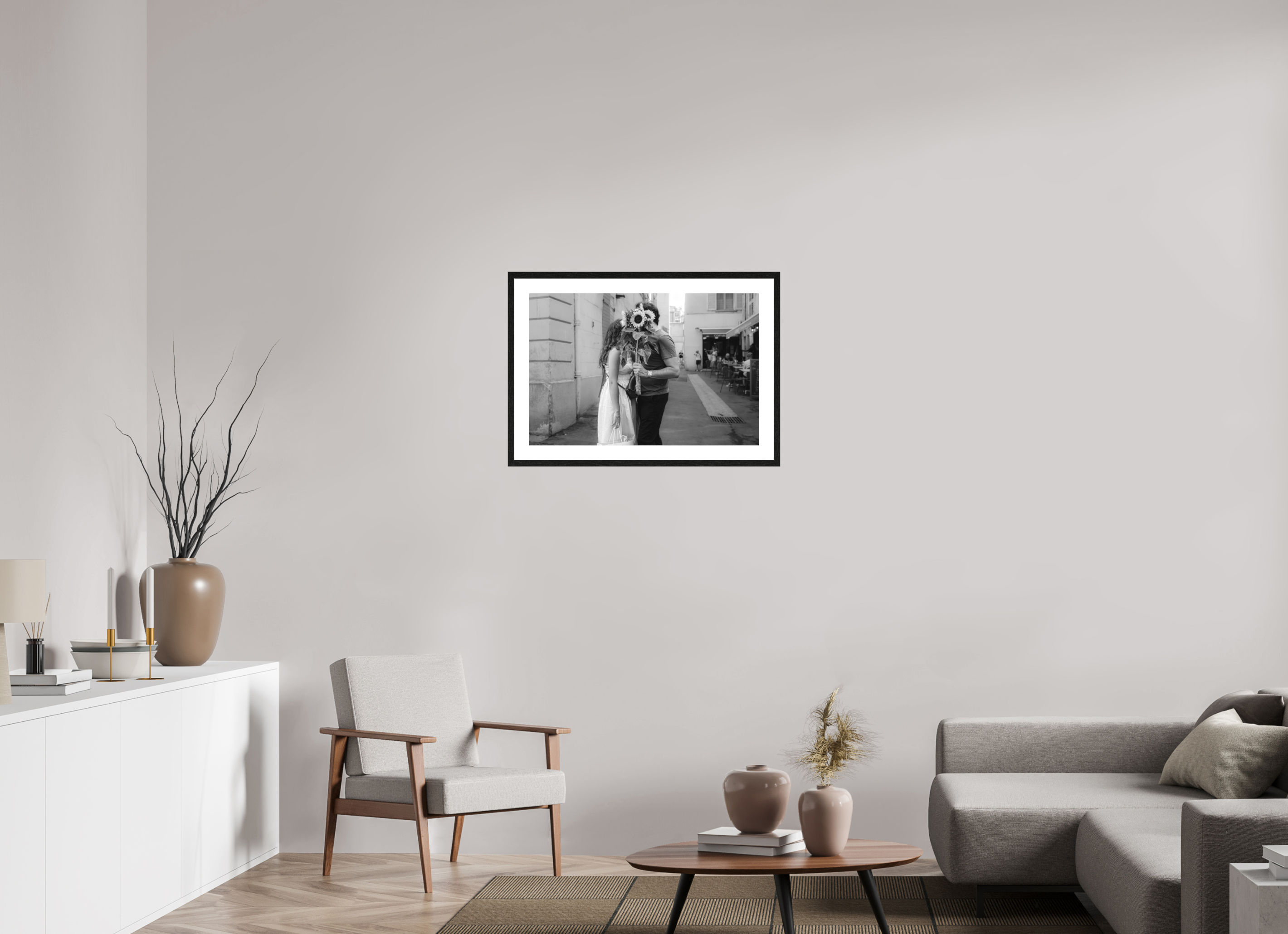 75 x 50 cm, Tirage N&B mat+ cadre noir avec passe-partout Les amoureux discrets