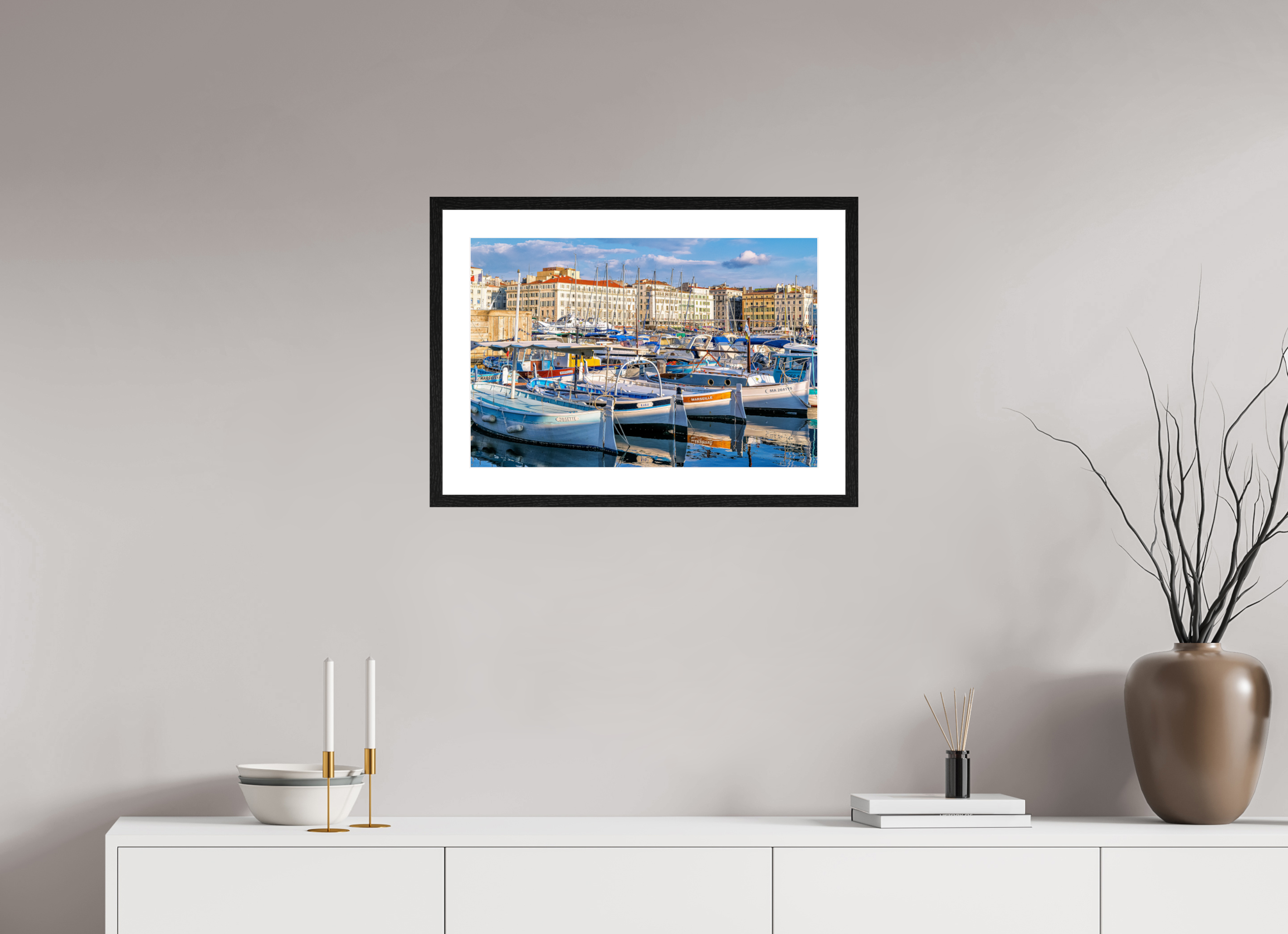60 x 40 cm, Tirage couleur brillant + cadre noir avec passe-partout Barques et Vieux Port
