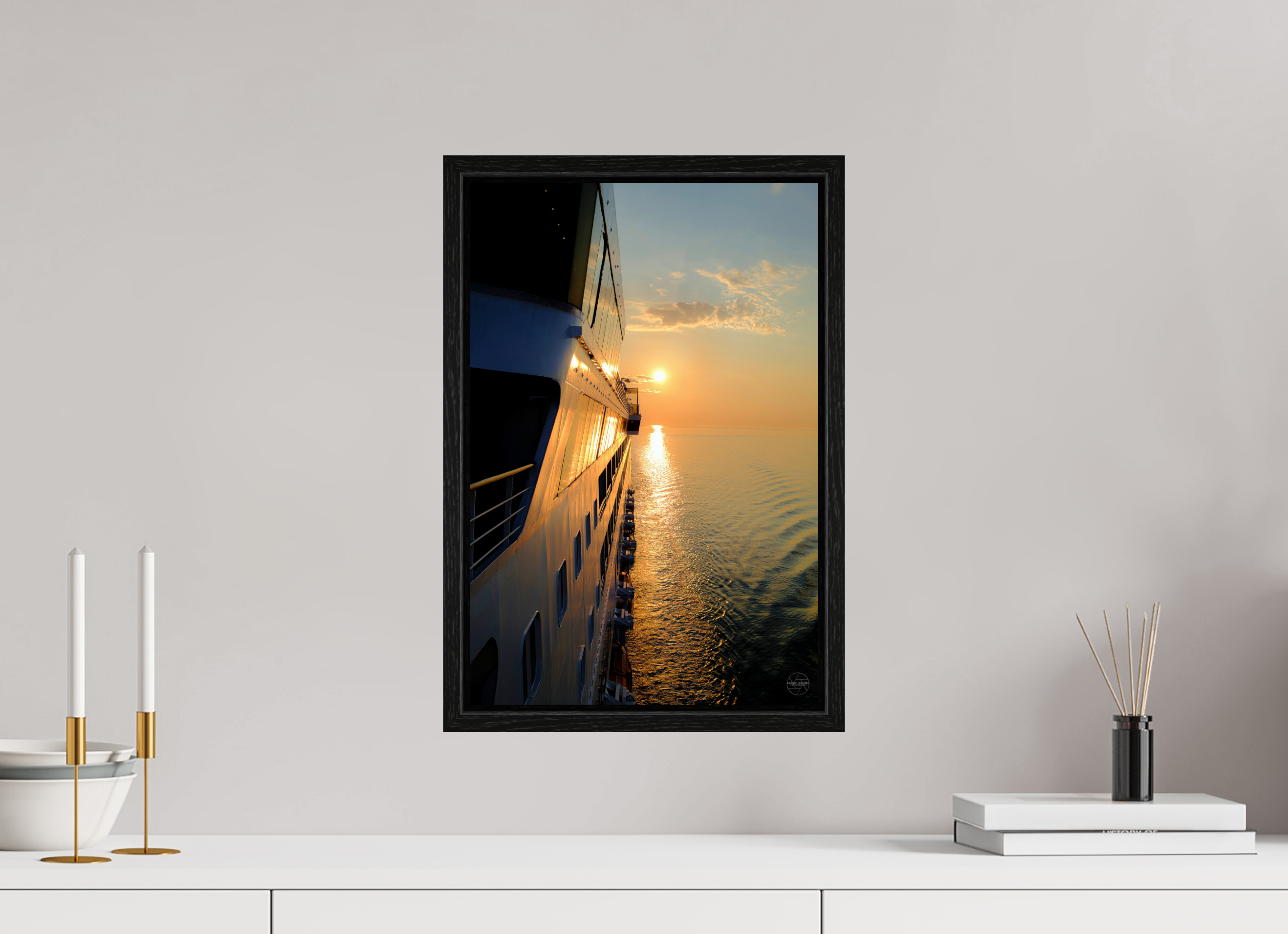 30 x 45 cm, Tirage couleur dans Caisse américaine noire Poster coucher de soleil en mer – Reflets dorés sur la coque d’un navire