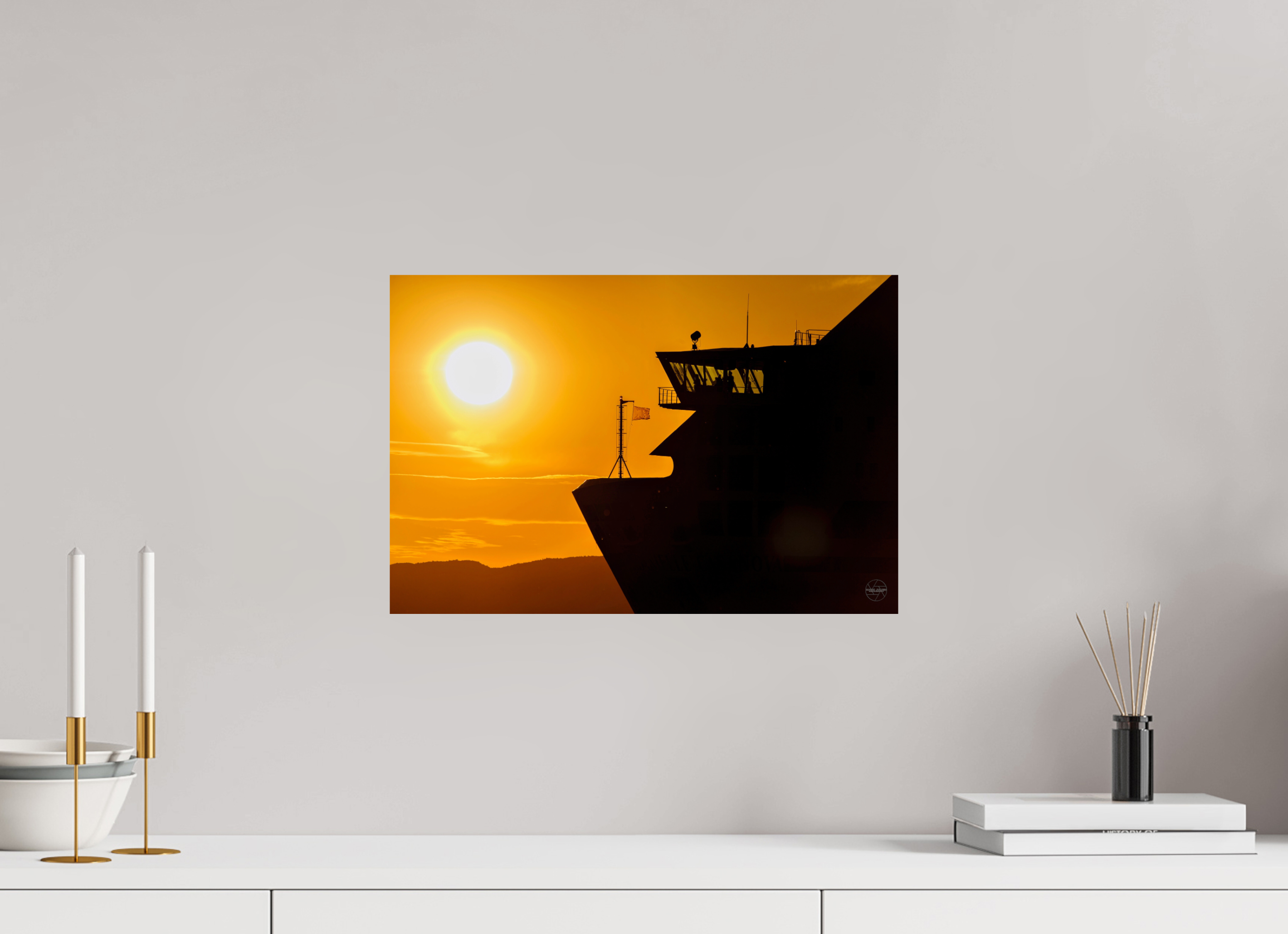 45 x 30 cm, Tirage couleur brillant seul Poster silhouette de ferry au coucher du soleil – Lumière dorée sur la mer
