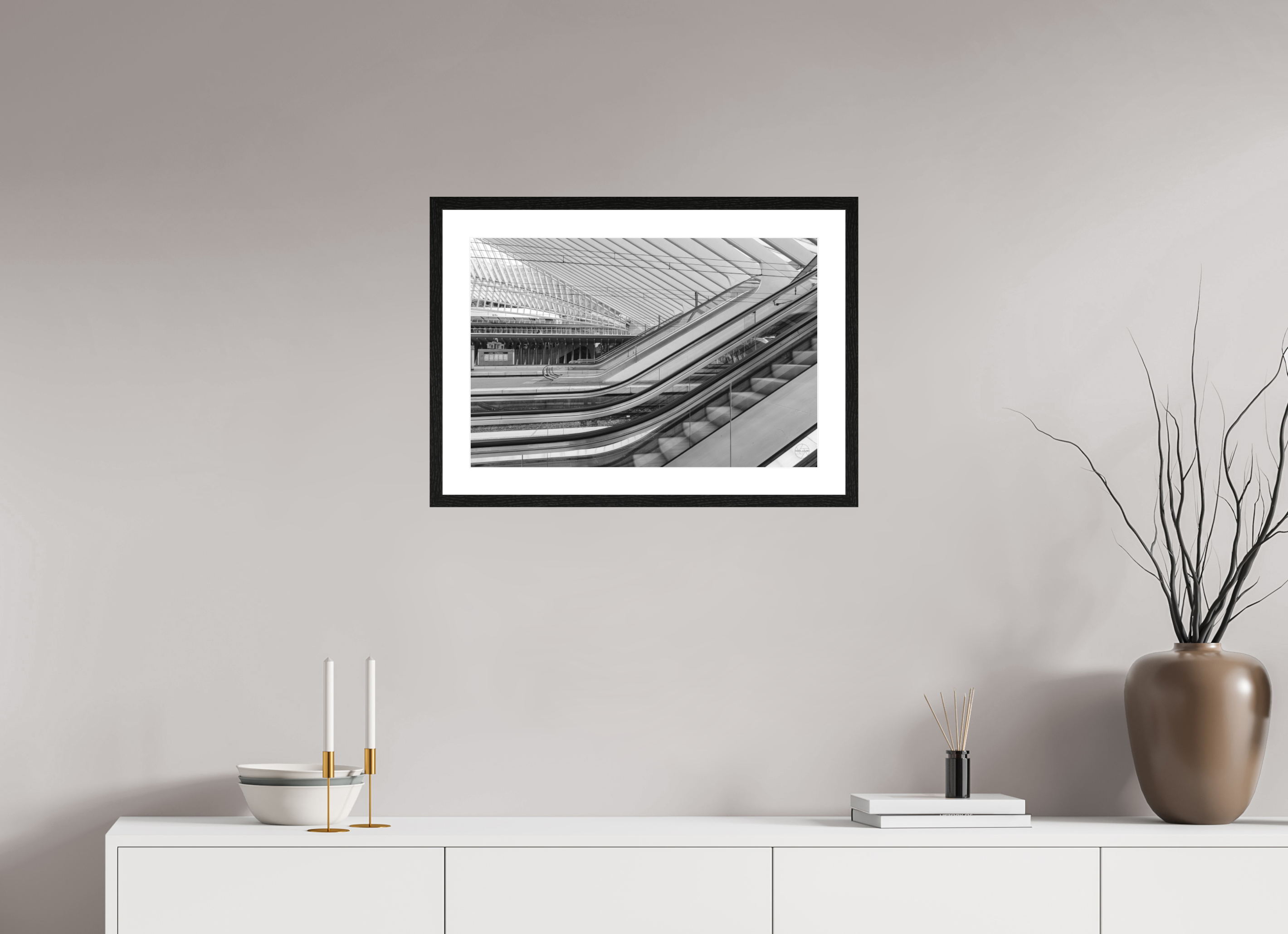 60 x 40 cm, Tirage N&B mat + Cadre noir avec passe-partout Photo architecture – Lignes en mouvement