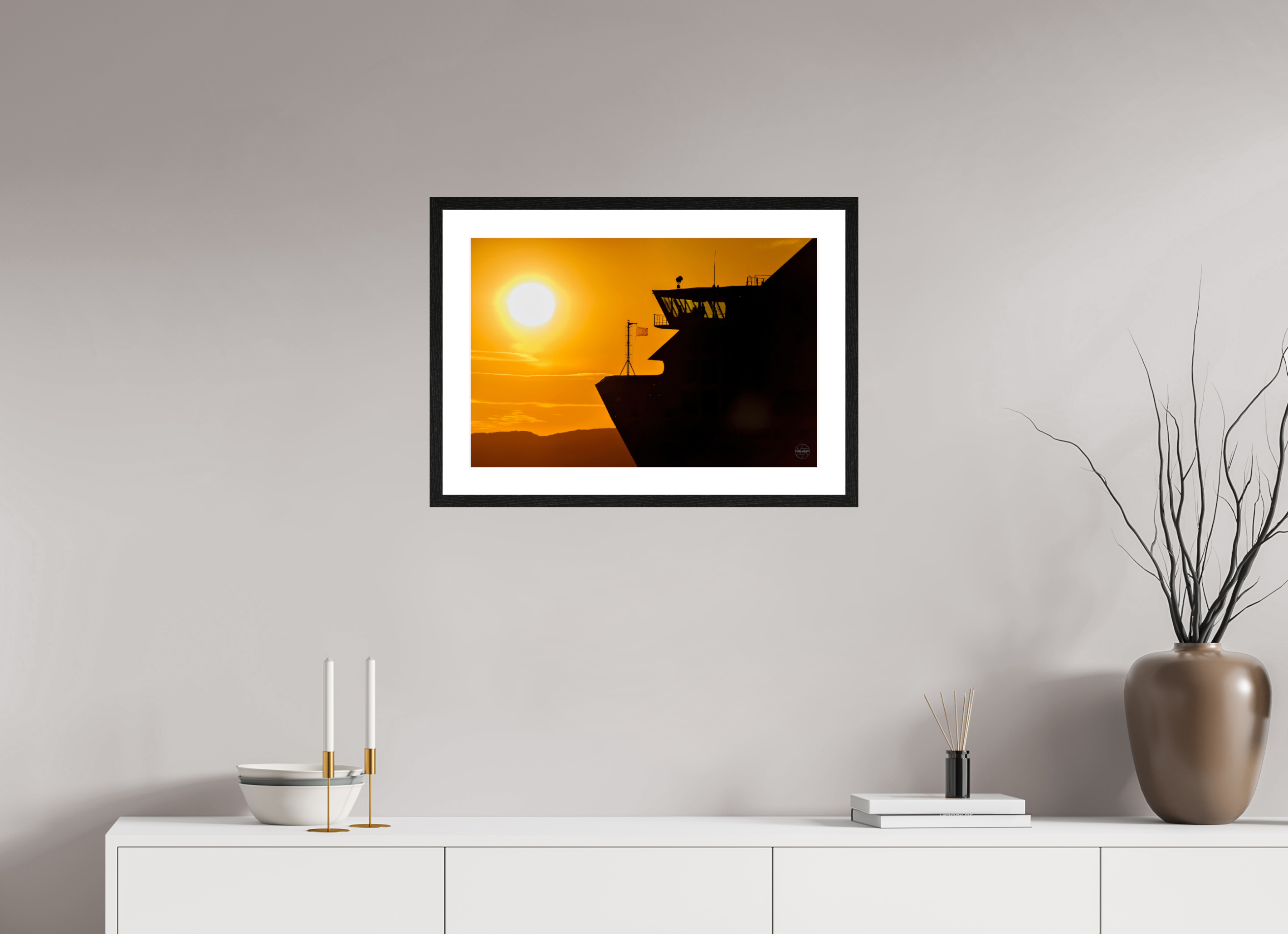 60 x 40 cm, Tirage couleur brillant + Cadre noir avec passe-partout Poster silhouette de ferry au coucher du soleil – Lumière dorée sur la mer