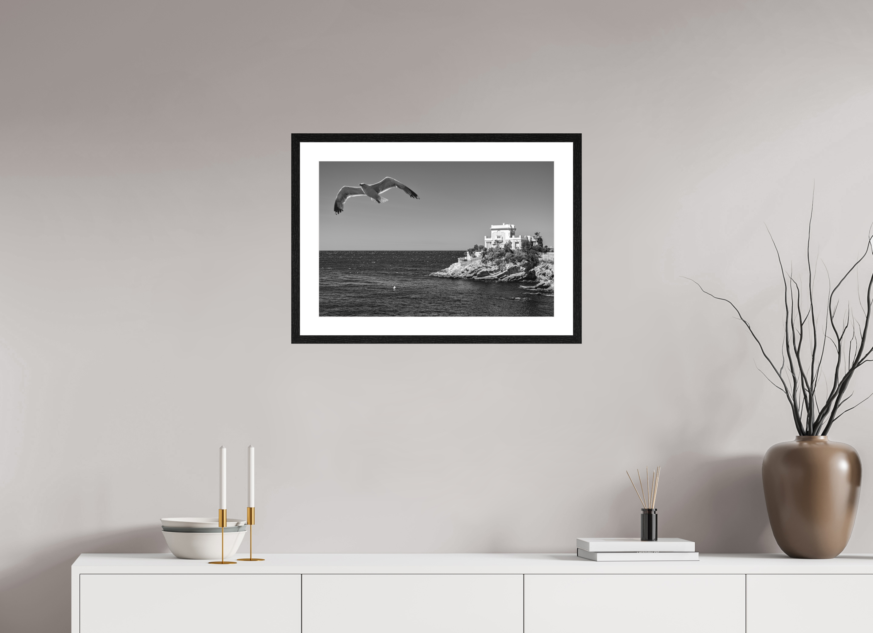 60 x 40 cm, Tirage N&B mat+ cadre noir avec passe-partout La maison, l'oiseau et la mer