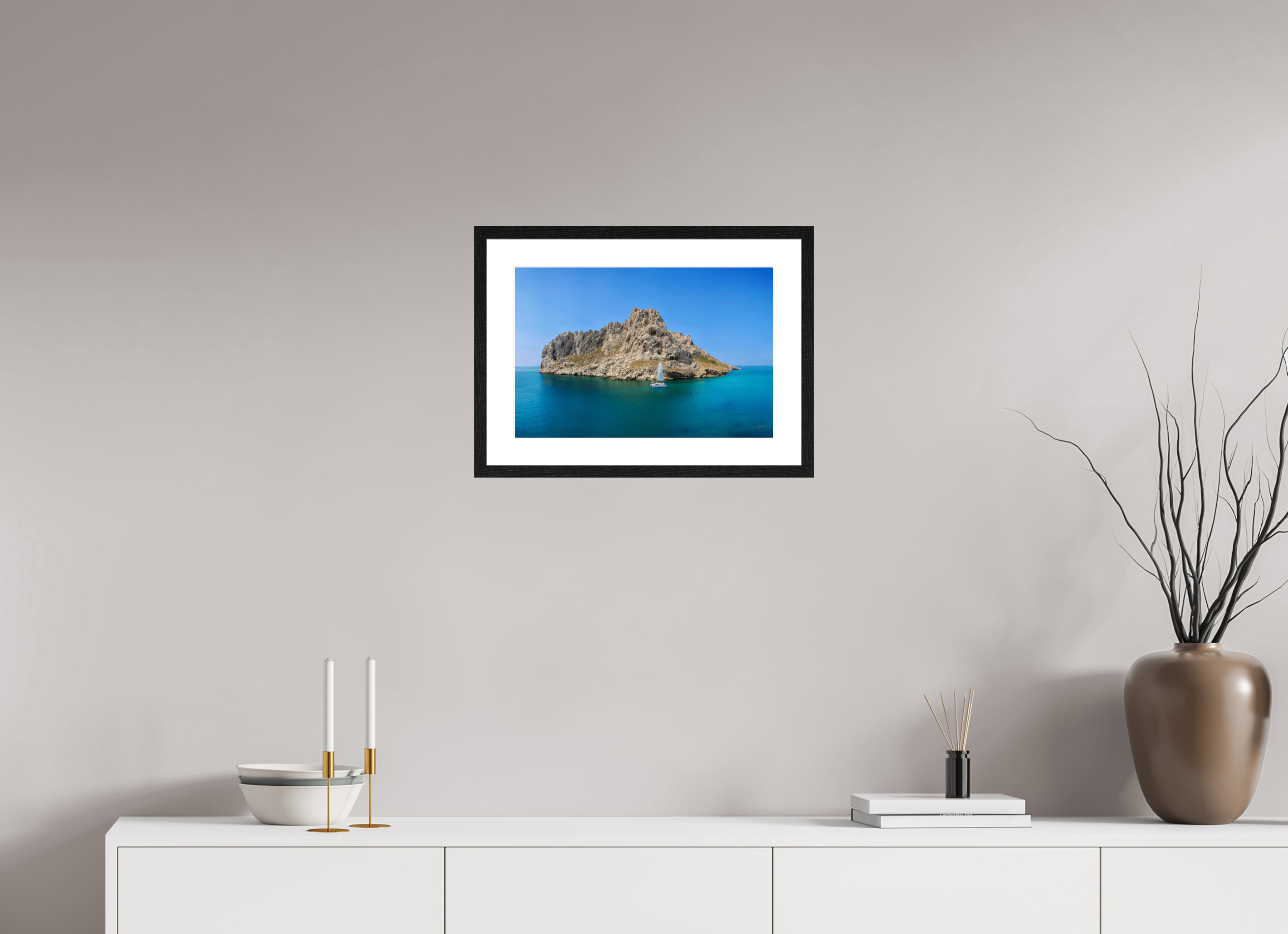 45 x 30 cm, Tirage couleur brillant + Cadre noir avec passe-partout Poster - Voilier au pied de l'îles Maïre à Marseille