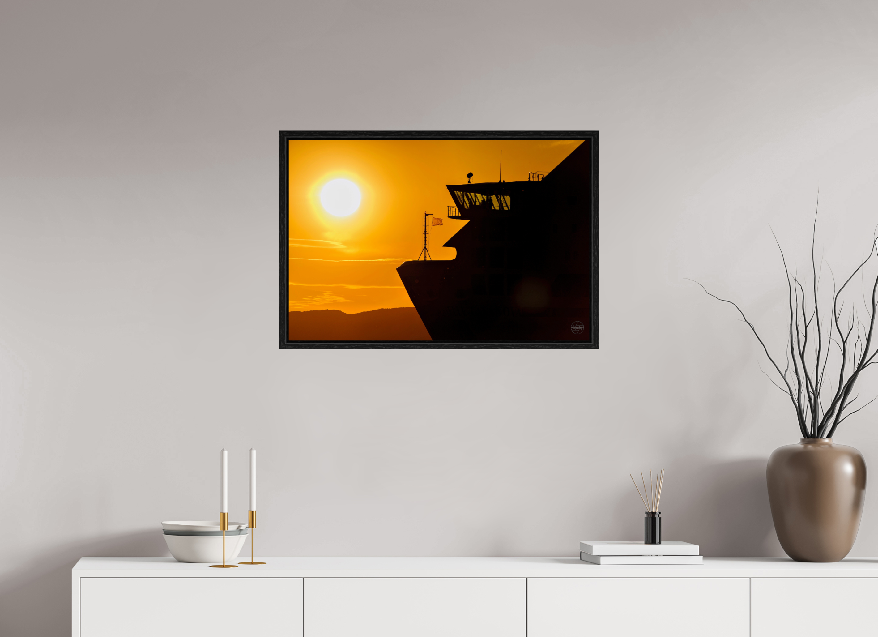 75 x 50 cm, Tirage couleur dans Caisse américaine noire Poster silhouette de ferry au coucher du soleil – Lumière dorée sur la mer