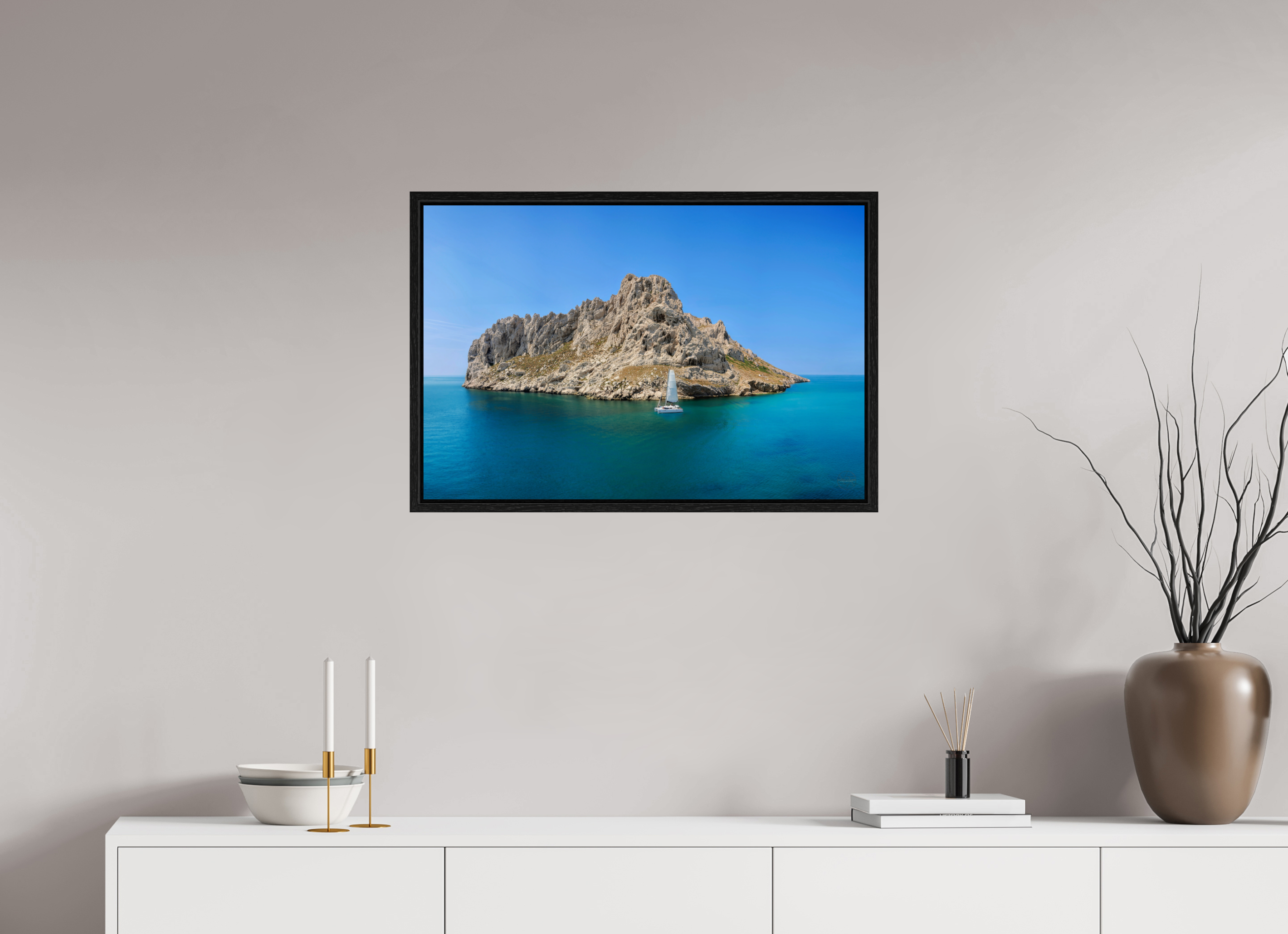 75 x 50 cm, Tirage couleur dans Caisse américaine noire Poster - Voilier au pied de l'îles Maïre à Marseille