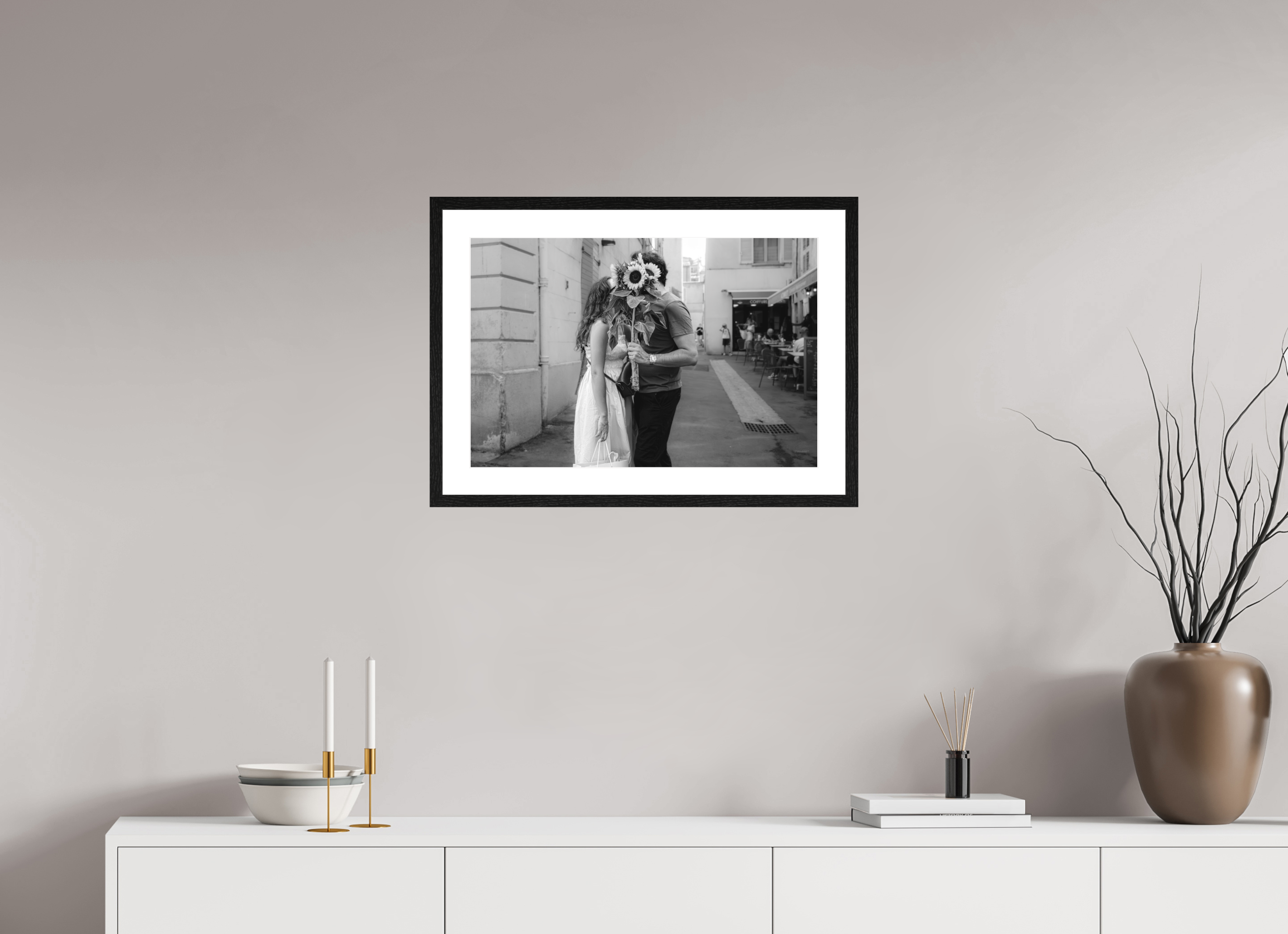 60 x 40 cm, Tirage N&B mat+ cadre noir avec passe-partout Les amoureux discrets
