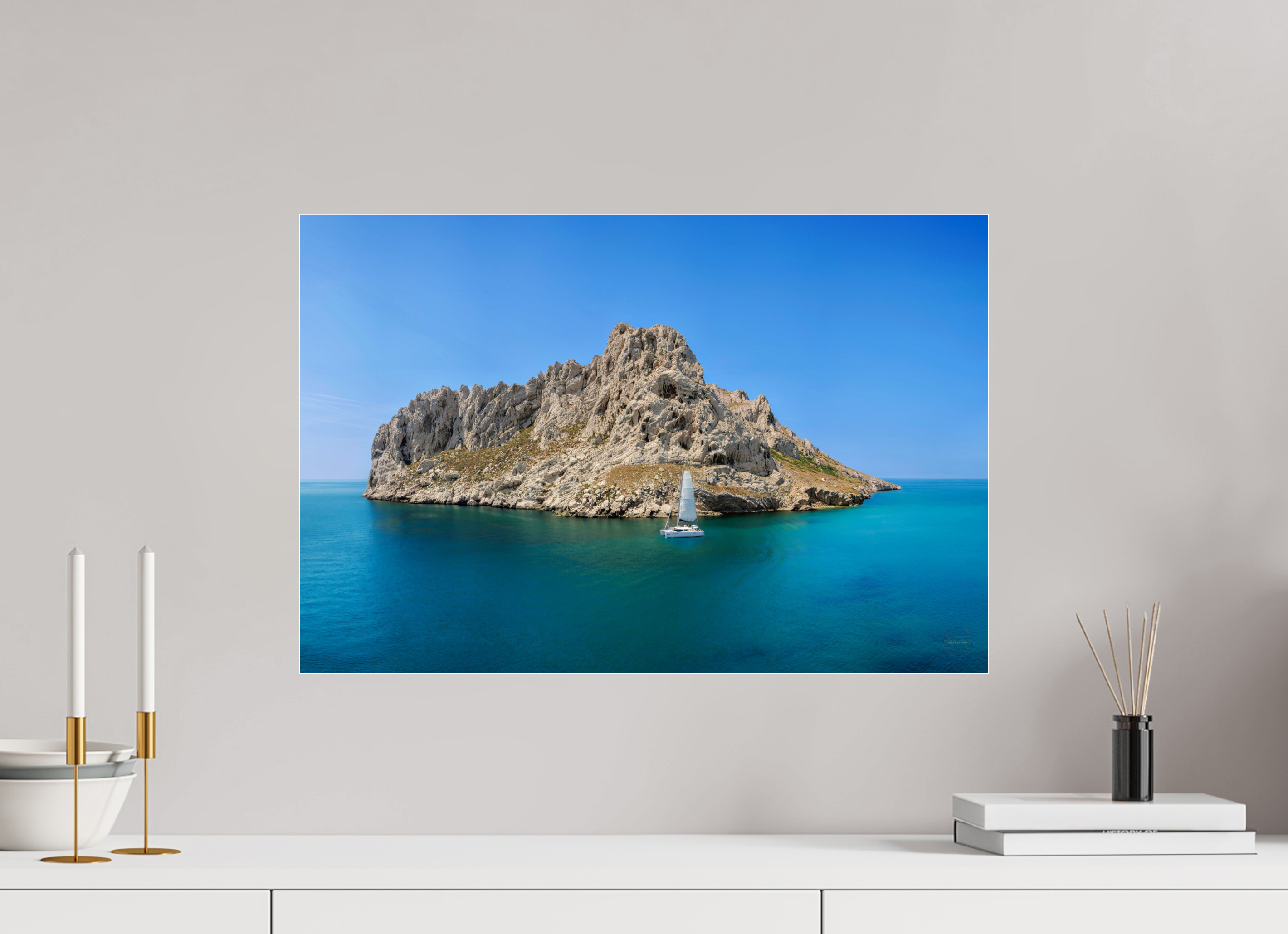 60 x 40 cm, Tirage couleur sous Plexi Poster - Voilier au pied de l'îles Maïre à Marseille