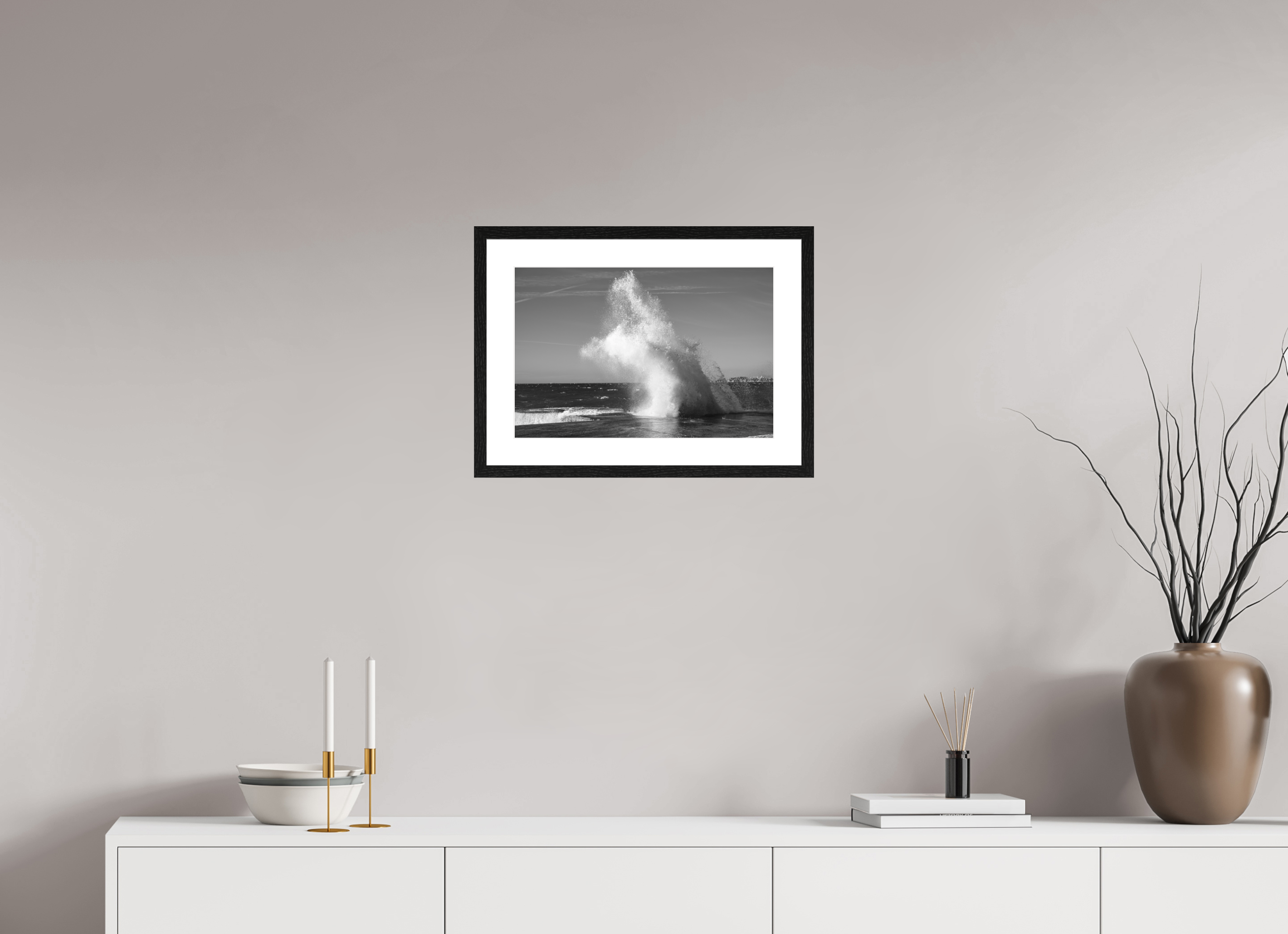 45 x 30 cm, Tirage N&B mat + Cadre noir avec passe-partout Poster noir et blanc – Éclat de vague