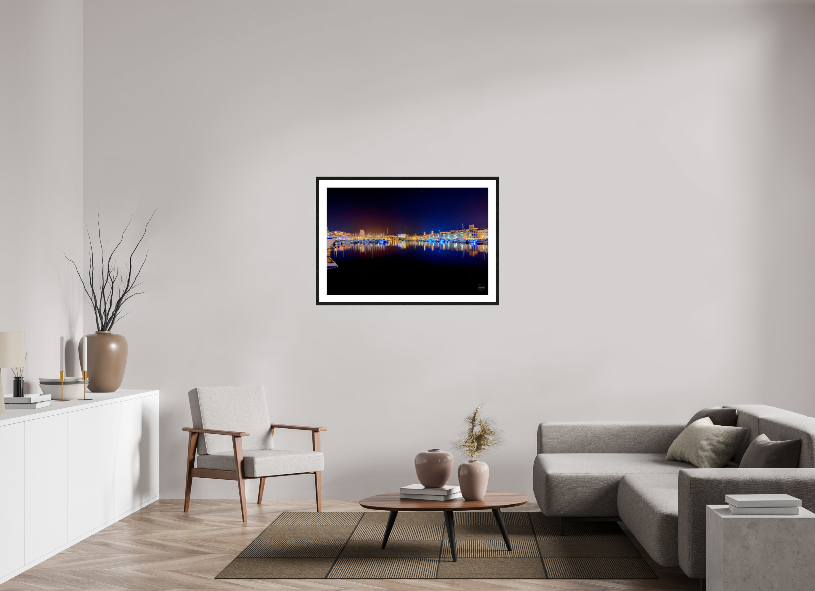 105 x 70 cm, Tirage couleur brillant + cadre noir avec passe-partout Les lumières du Vieux-Port