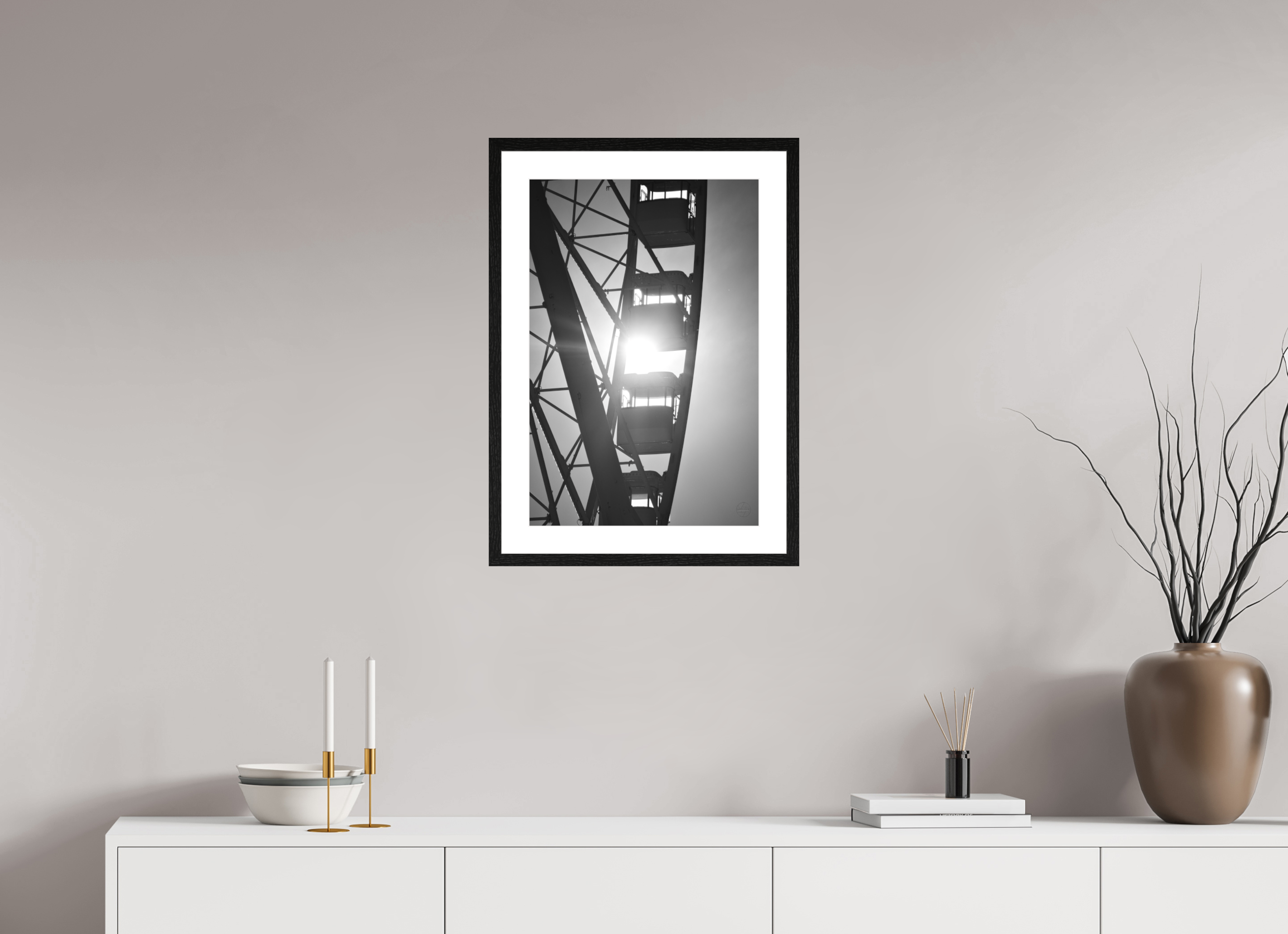 40 x 60 cm, Tirage N&B mat + Cadre noir avec passe-partout Affiche noir et blanc – Roue suspendue dans la lumière