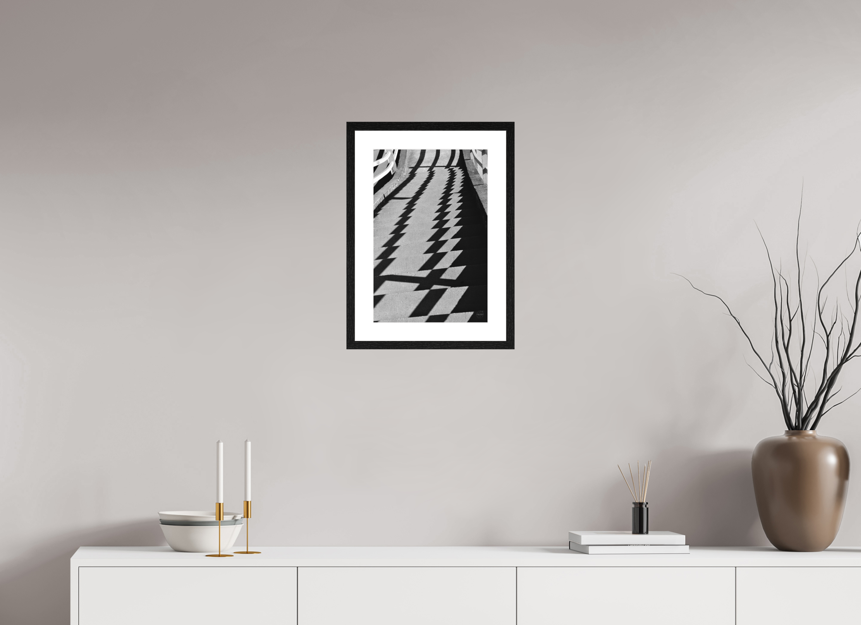 30 x 45 cm, Tirage N&B mat + Cadre noir avec passe-partout Fréquence Descendante | Poster Noir et Blanc Abstrait & Architecture Minimaliste