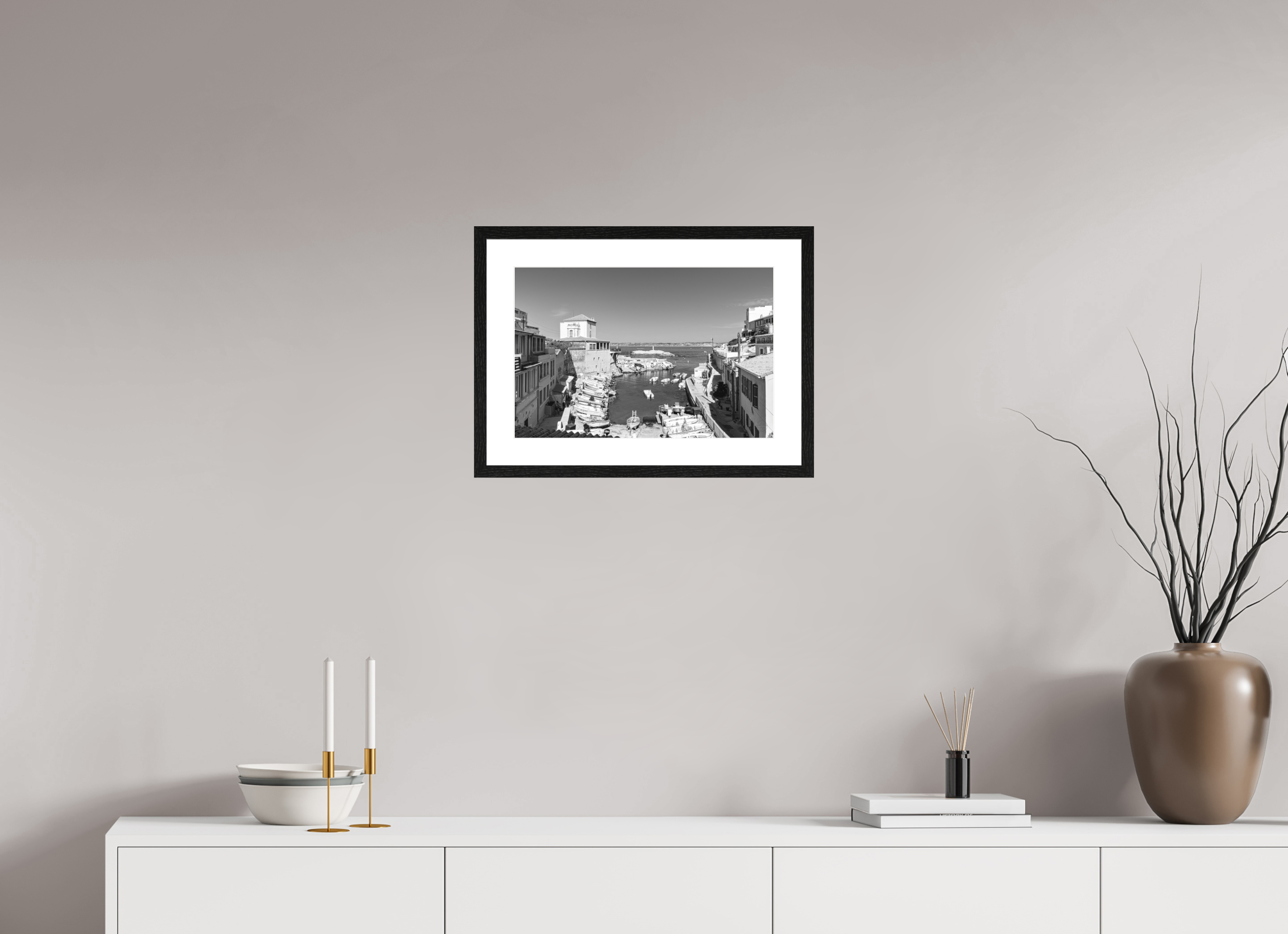 45 x 30 cm, Tirage N&B mat + Cadre noir avec passe-partout Affiche artistique – Silence sur Malmousque